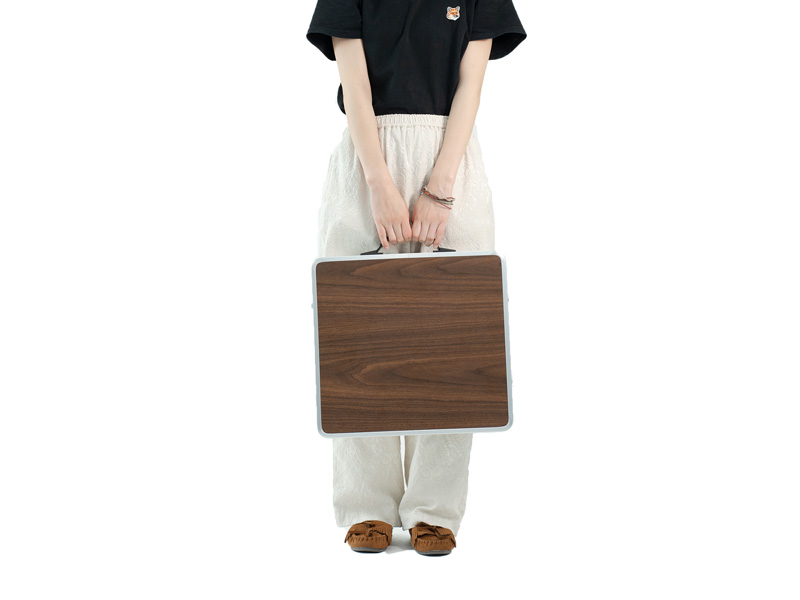 薄くコンパクトに折りたため、持ち運びやすい