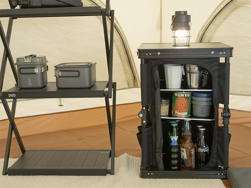 大型テント内の荷物整理に