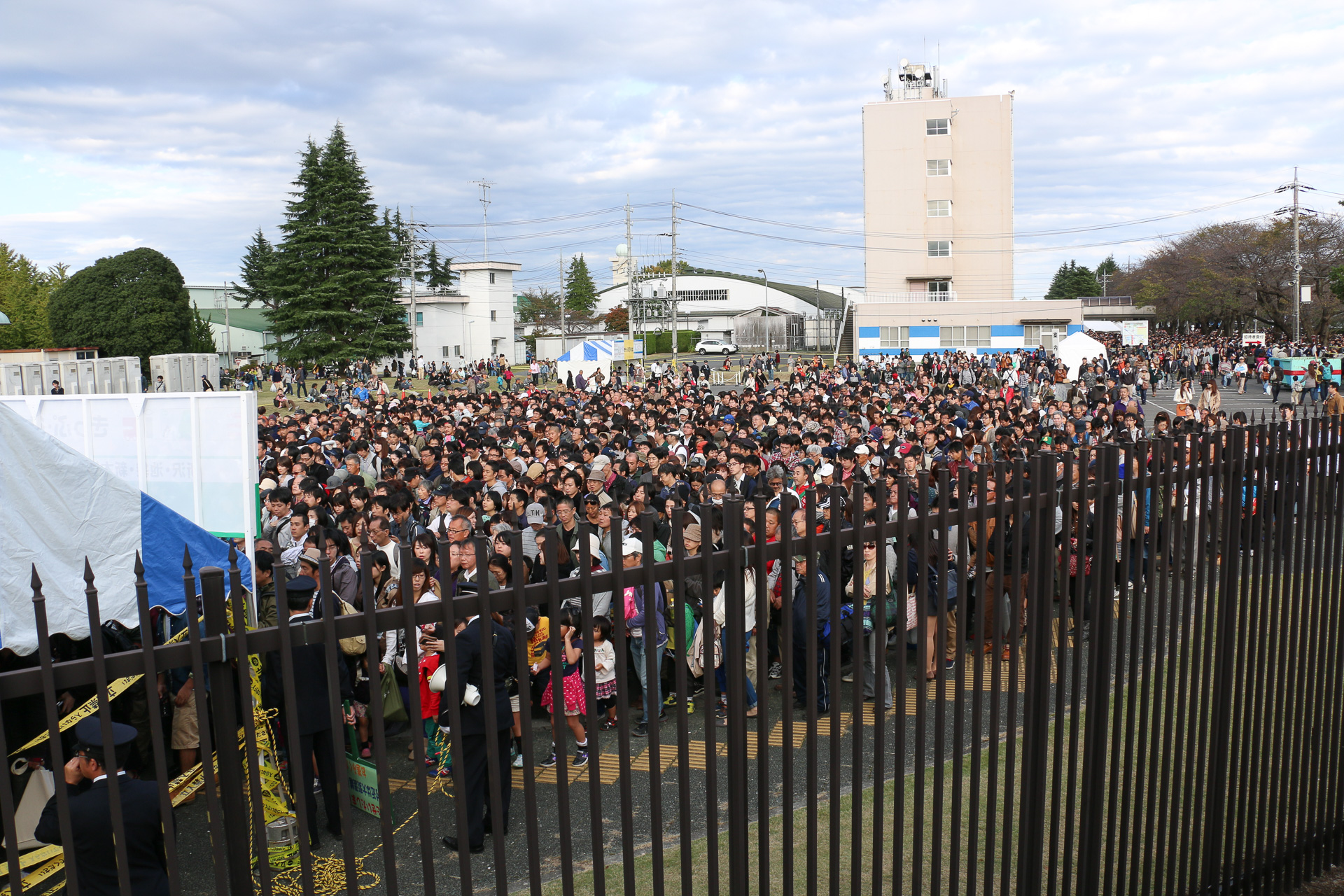 西武池袋線の稲荷山公園駅で。平素はそれほど利用が多い駅ではないが、年に一度だけ、このように多数の人が押し寄せる。この日に限り、臨時改札ができたり、臨時きっぷ売り場ができたりする