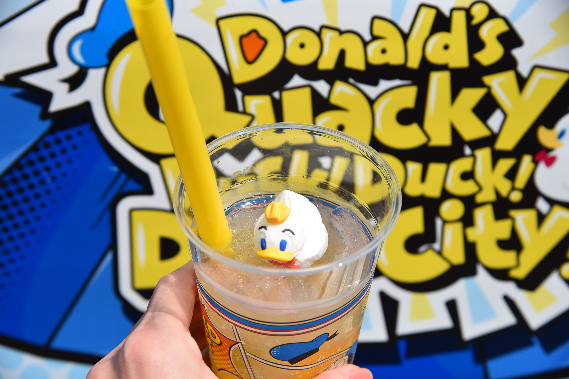 「ドナルドのクワッキー・ダック！ダック！ダックシティ！」ではドナルドカラーの限定メニューが味わえる
