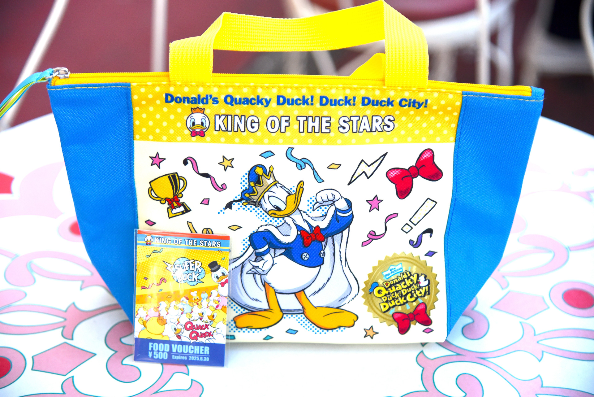 「スペシャルフードバウチャー、スーベニアランチケース付き」でドナルドカラーの限定メニュー巡りが楽しくなるぞ