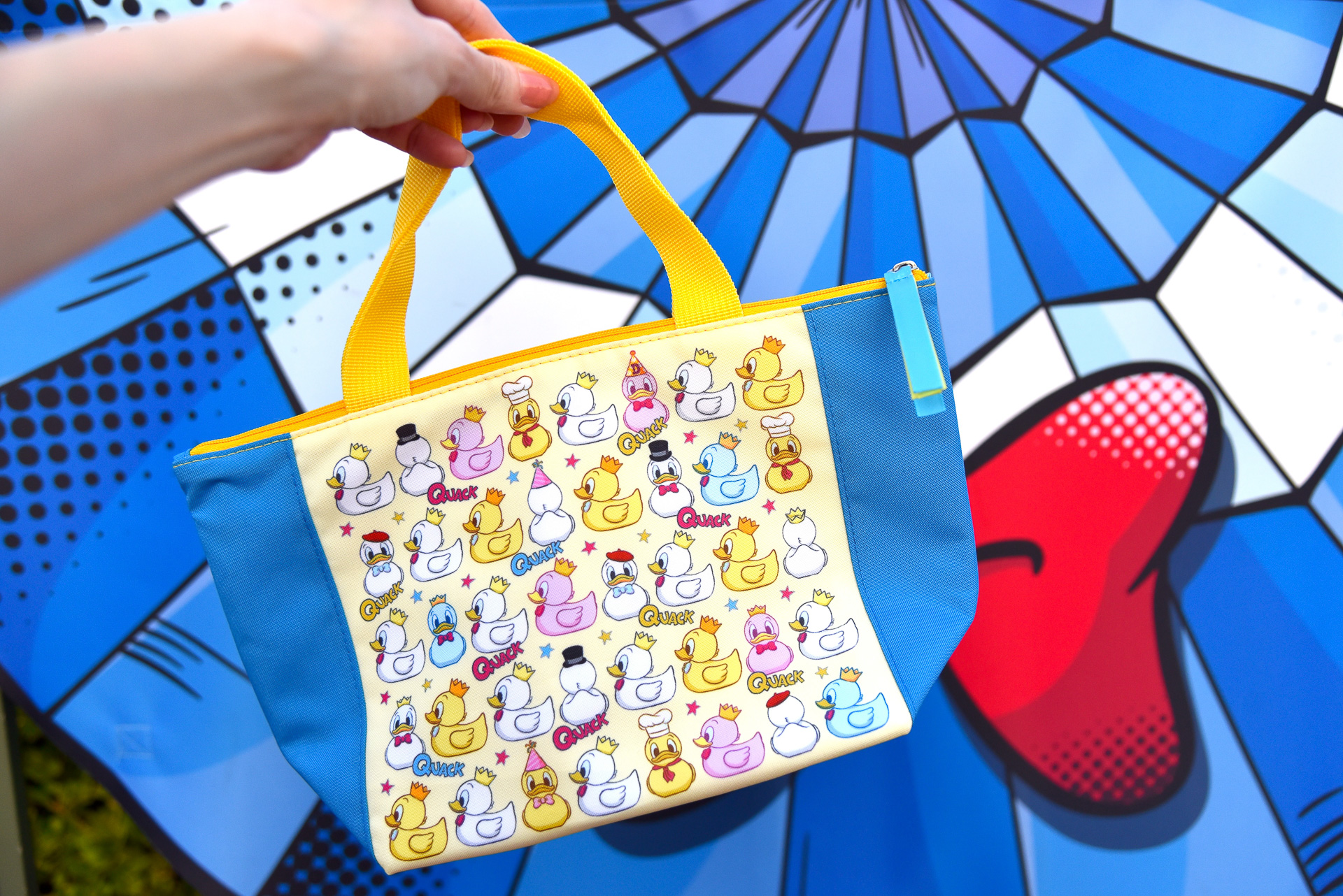 裏面にはさまざまな帽子でおめかし中のたくさんのクワッキーダック