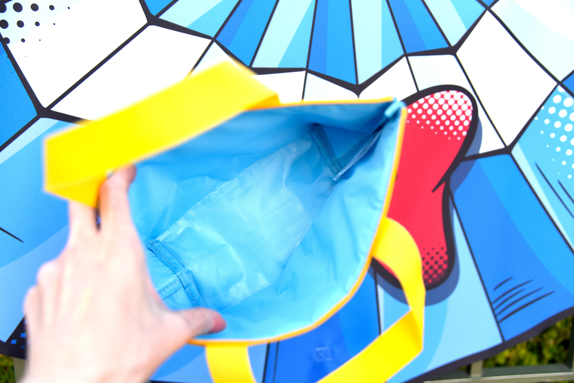 内側は保冷バック仕様なので、フードの一時保管にも使える