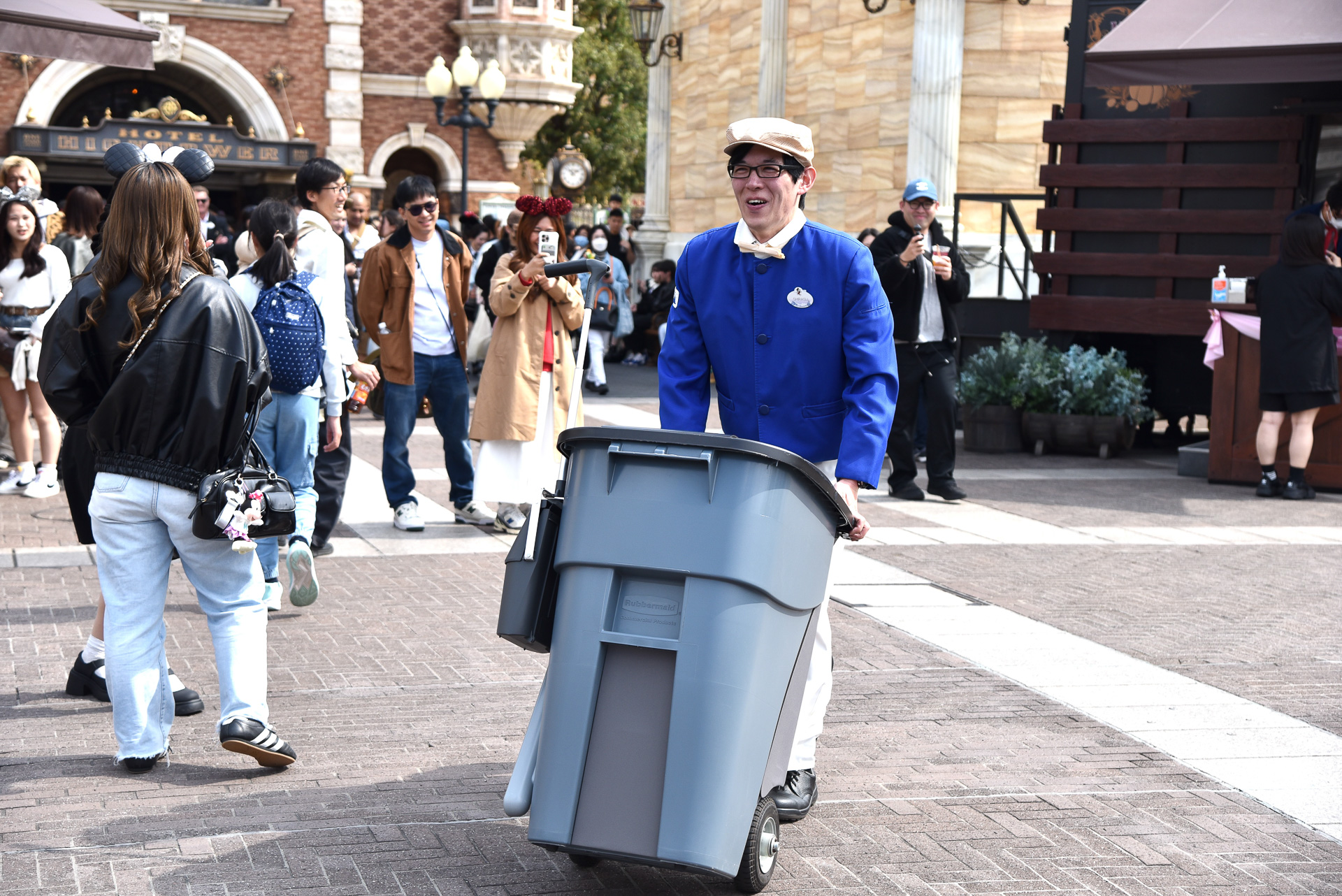 東京ディズニーシーで開催中の食の祭典では、突如アトモスフィアがスタートしてゲストを楽しませる