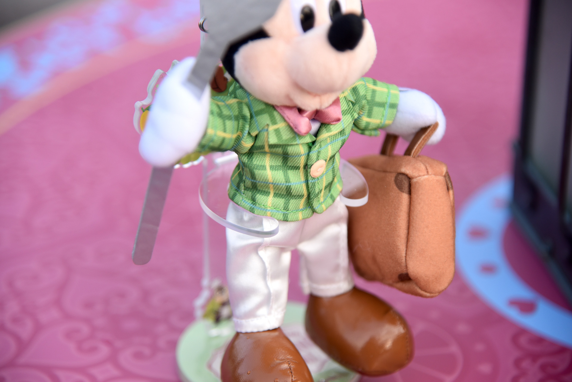 アームとホールでぬいぐるみバッジなどを立たせて置ける