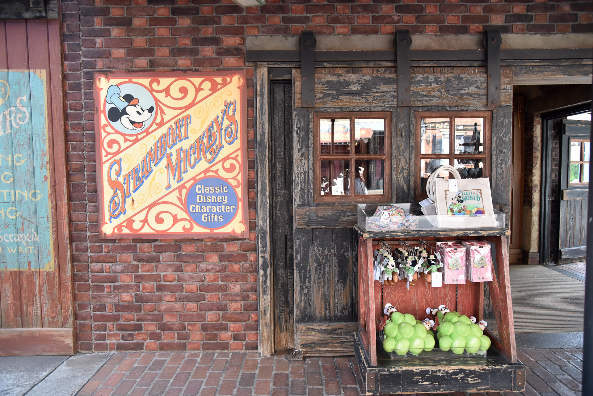 いずれも「スチームボート・ミッキーズ」にて販売中