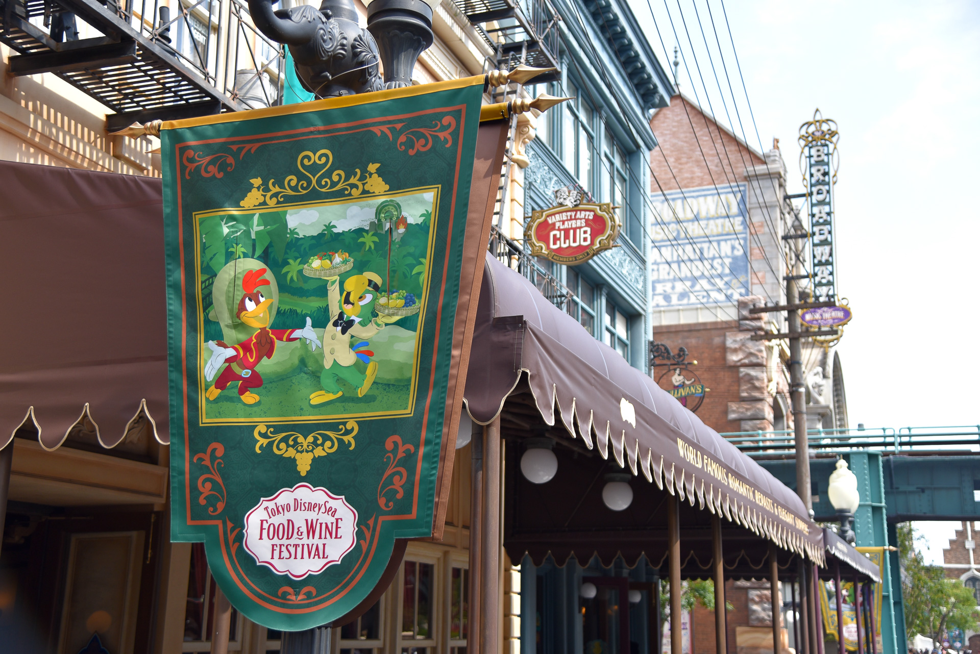 アメリカンウォーターフロントにはイベント参加テーマポートのバナーが掲げれていた