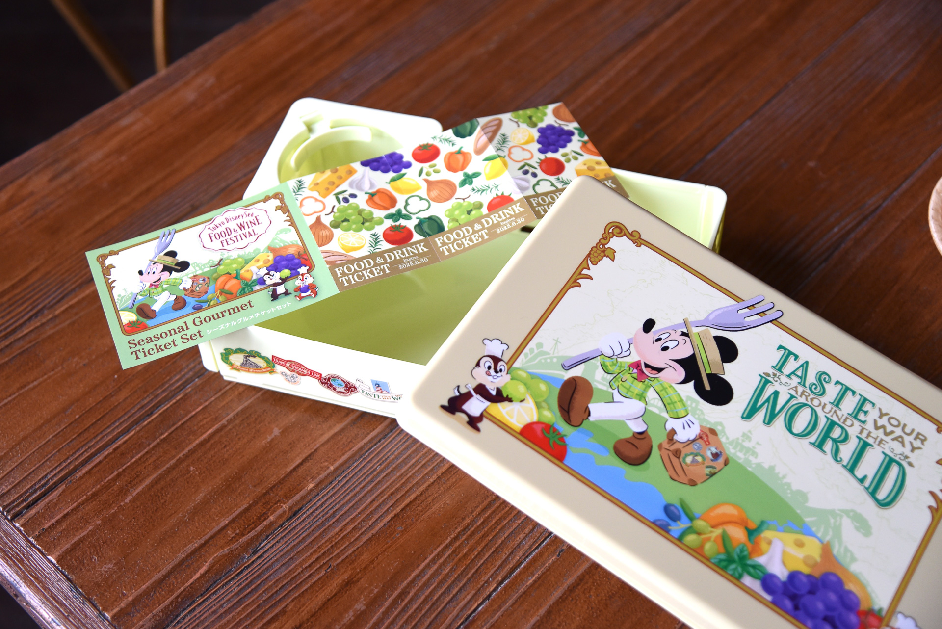 「シーズナルグルメチケットセット」はボックスと引き掛けチケットのセットだ