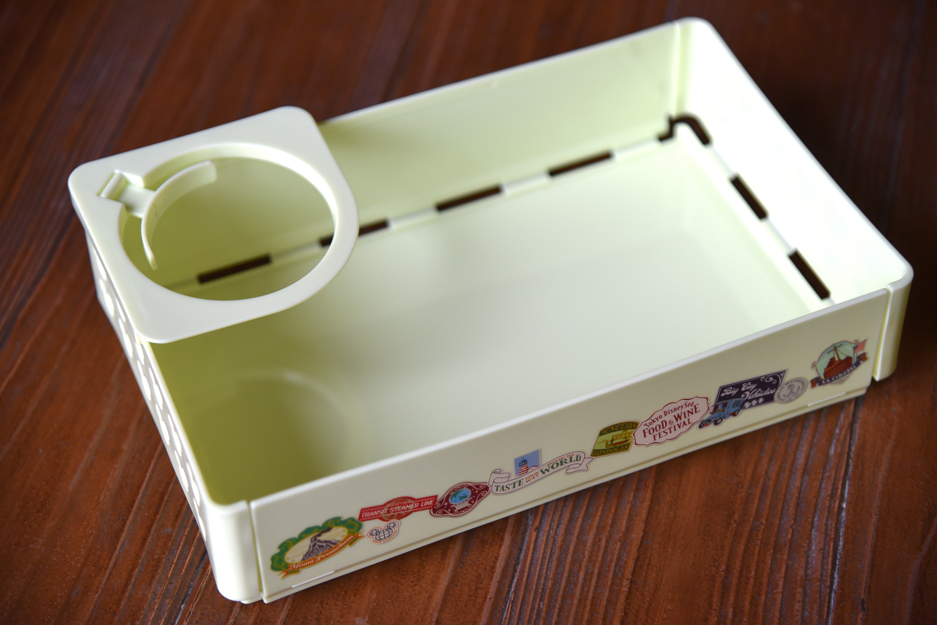 「スーベニアランチボックス」を開くと専用ボックスに早変わり！