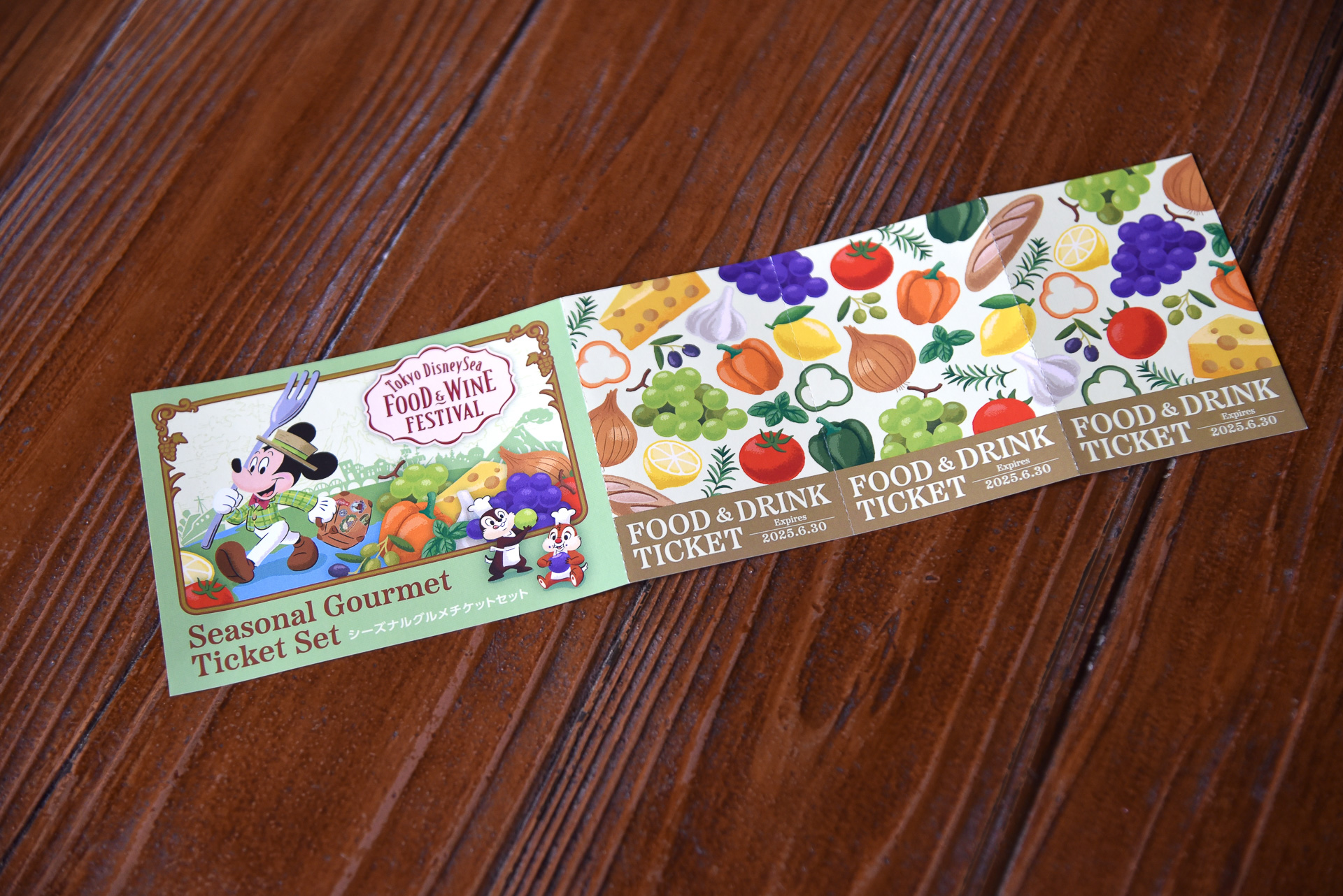 フード＆ドリンクチケットは3枚綴り