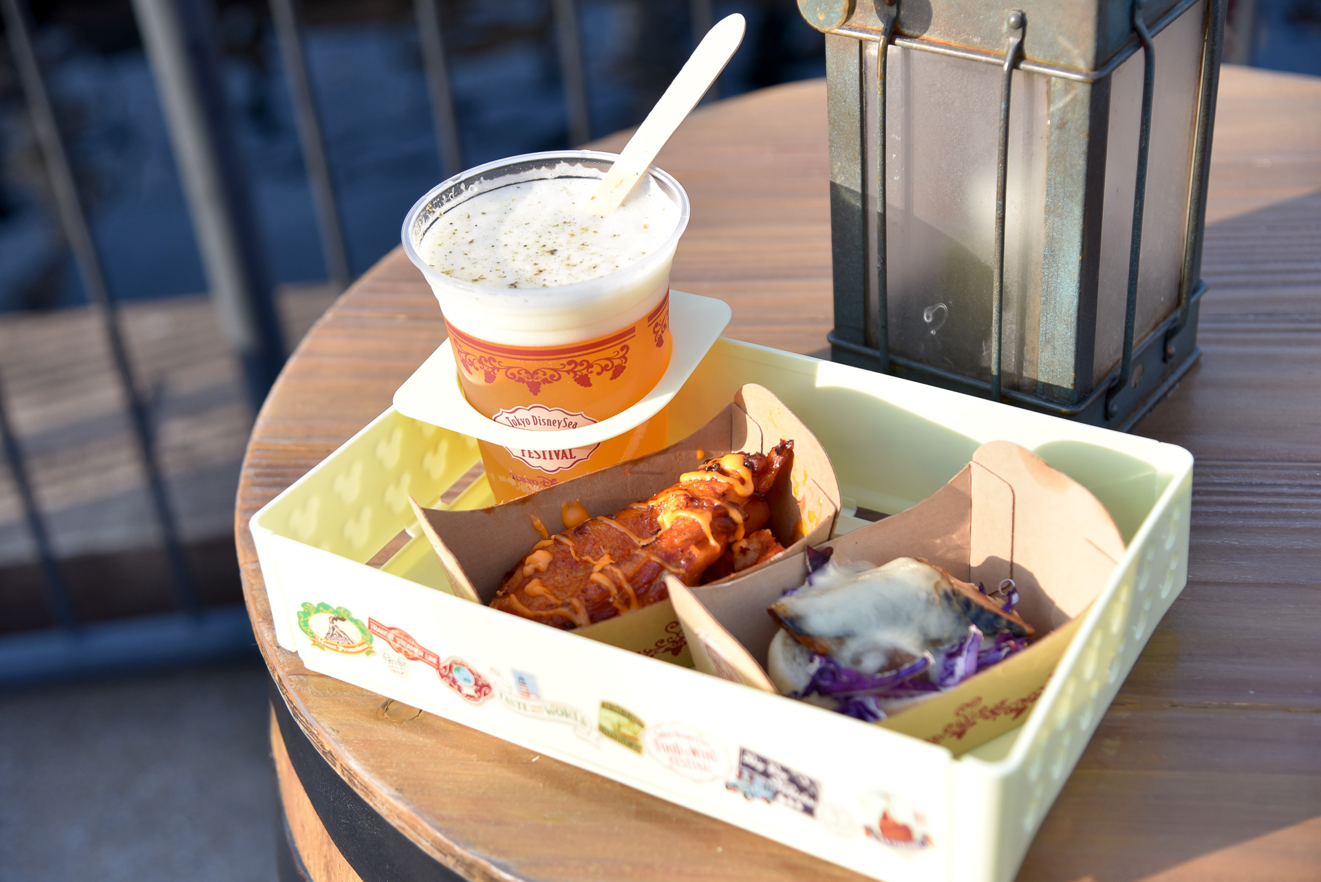 「バーナクル・ビルズ」で飲み物を軽食を購入。軽食は斜めに並べるとピッタリ入る