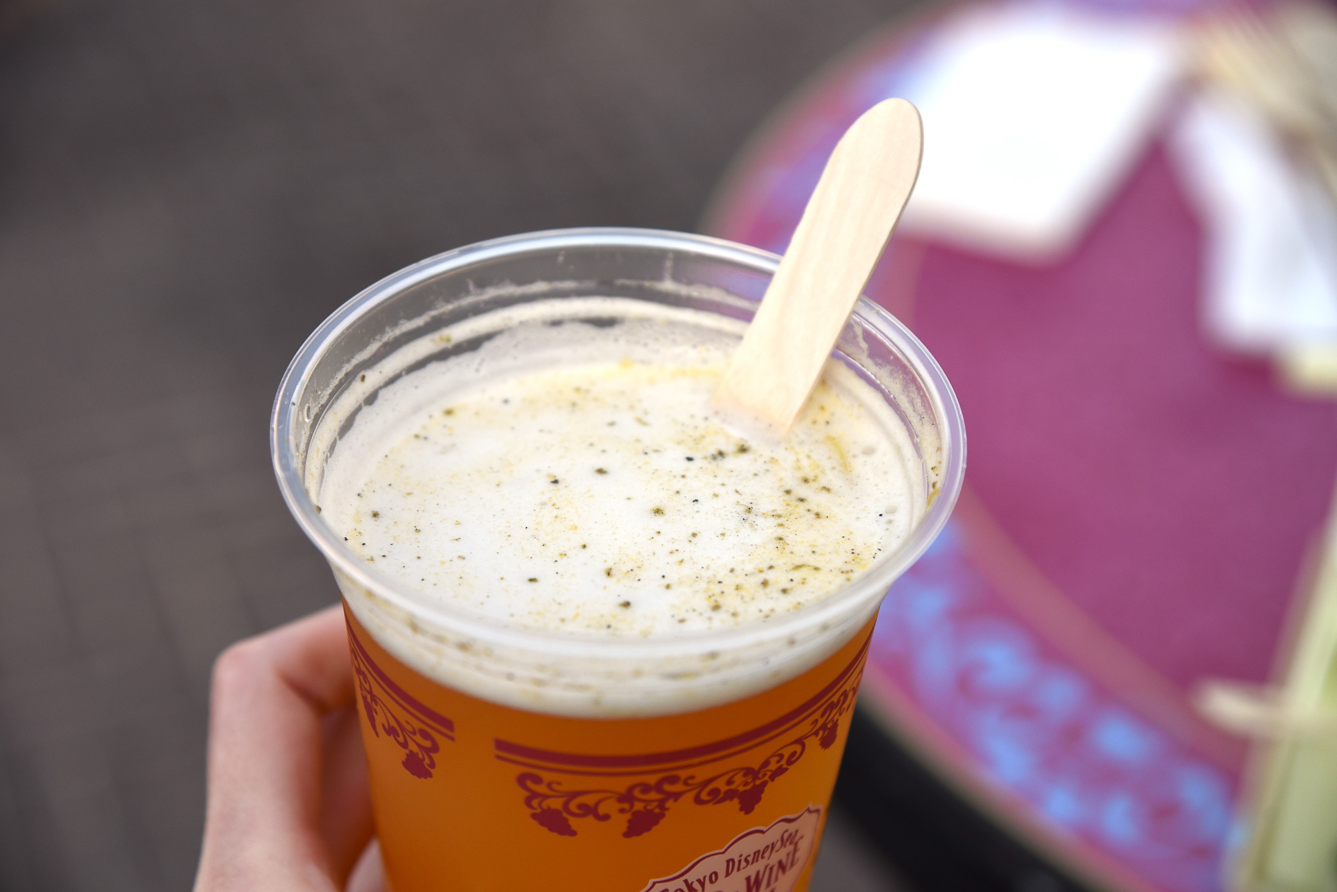 四川青山椒が振りかけられている。想像以上に飲みやすい1杯だ