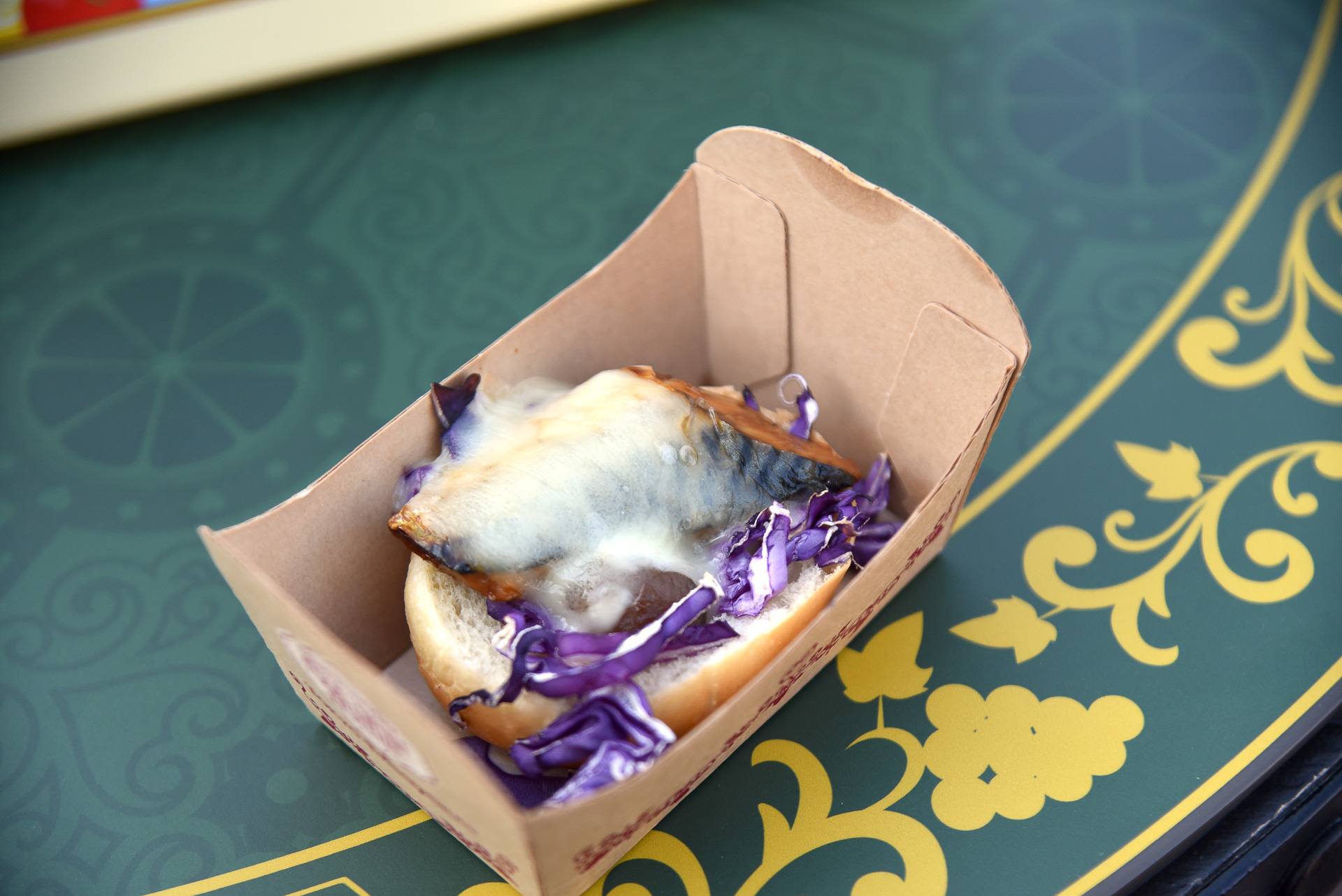 「サバとチーズのベイクドオープンサンド」（700円）