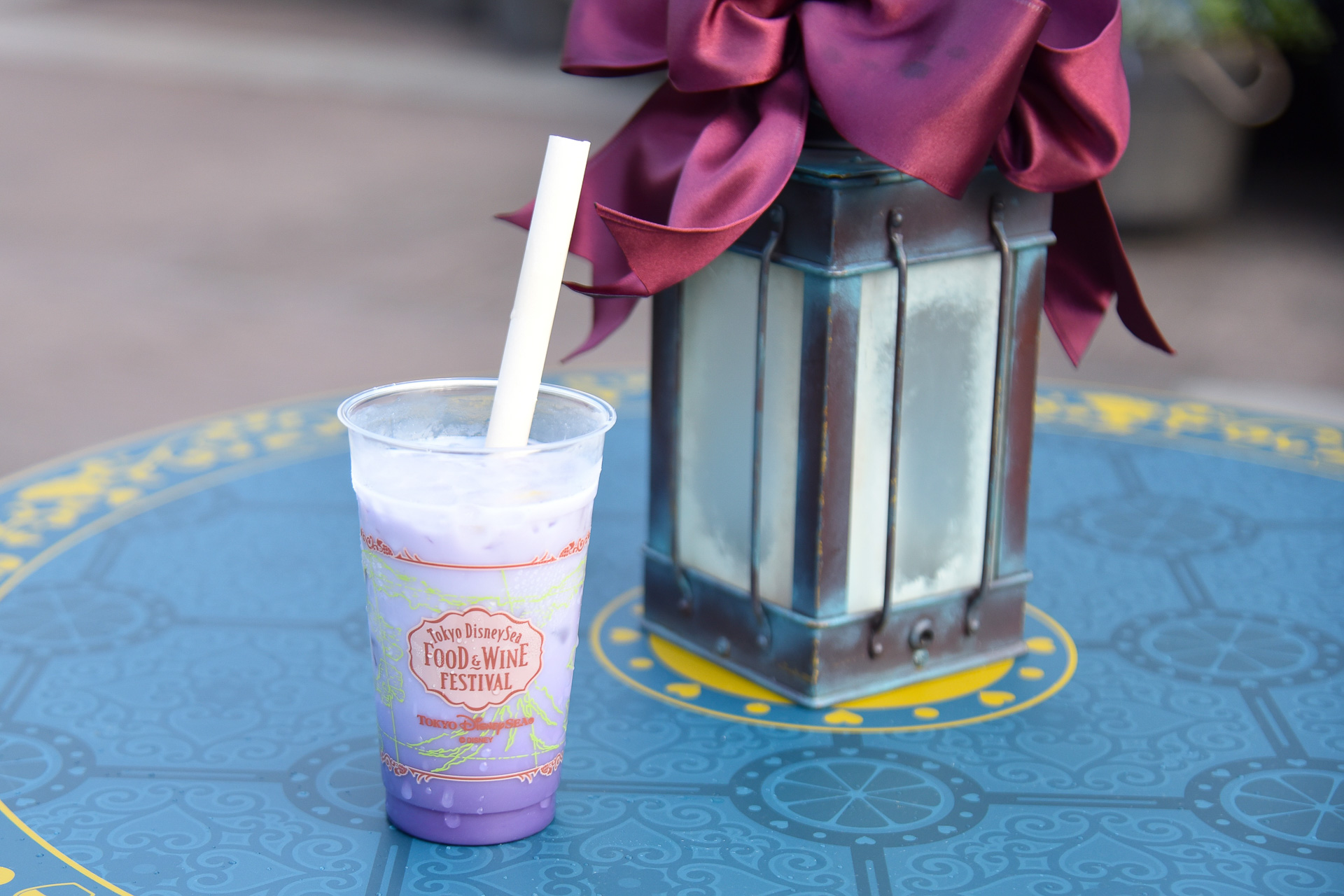 「スペシャルラッシー（バタフライピー＆レモン）」（700円）は混ぜると美しい色合いに！