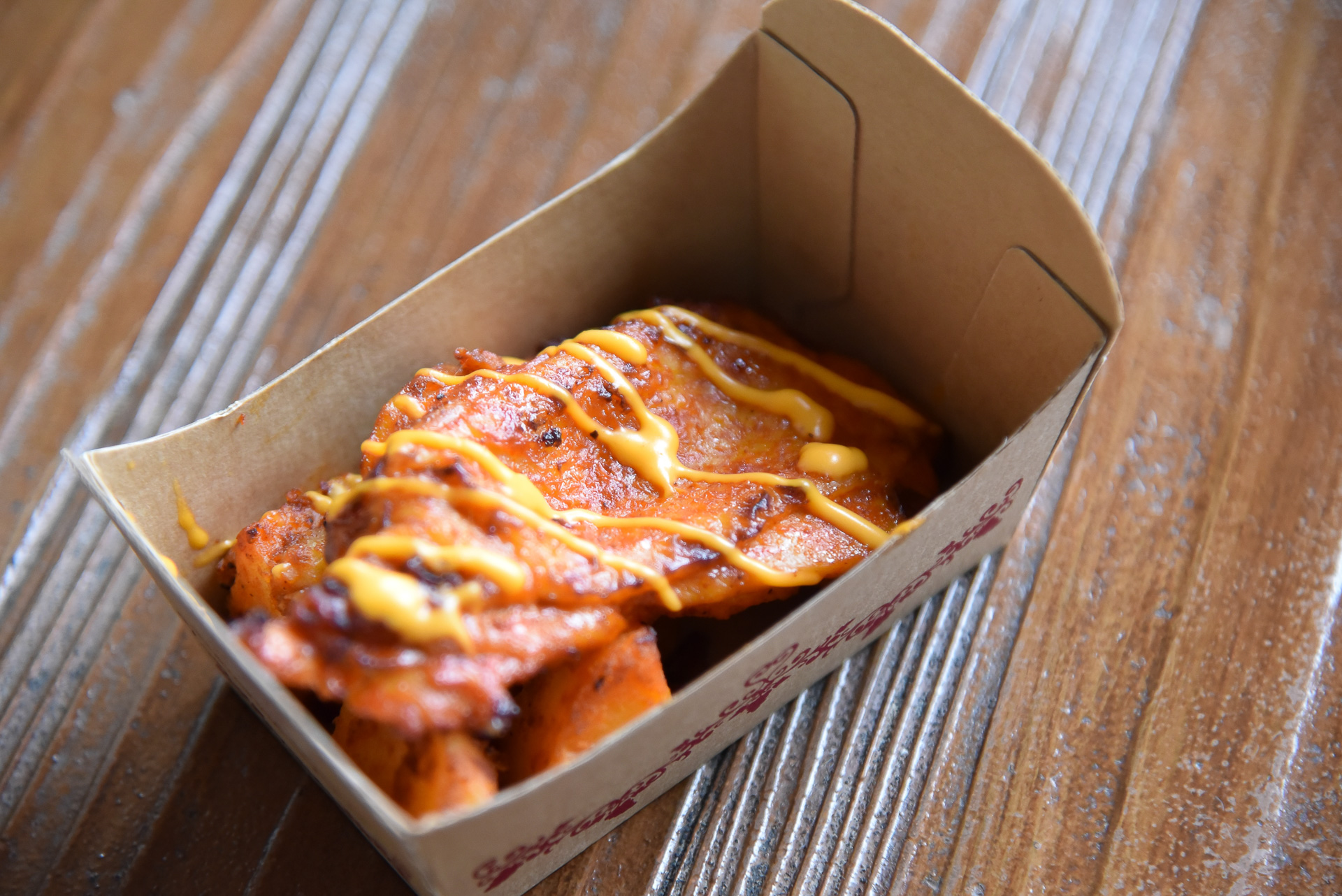 ポテト付きで食べ応え抜群の「チーズソースのタンドーリチキン」（650円）