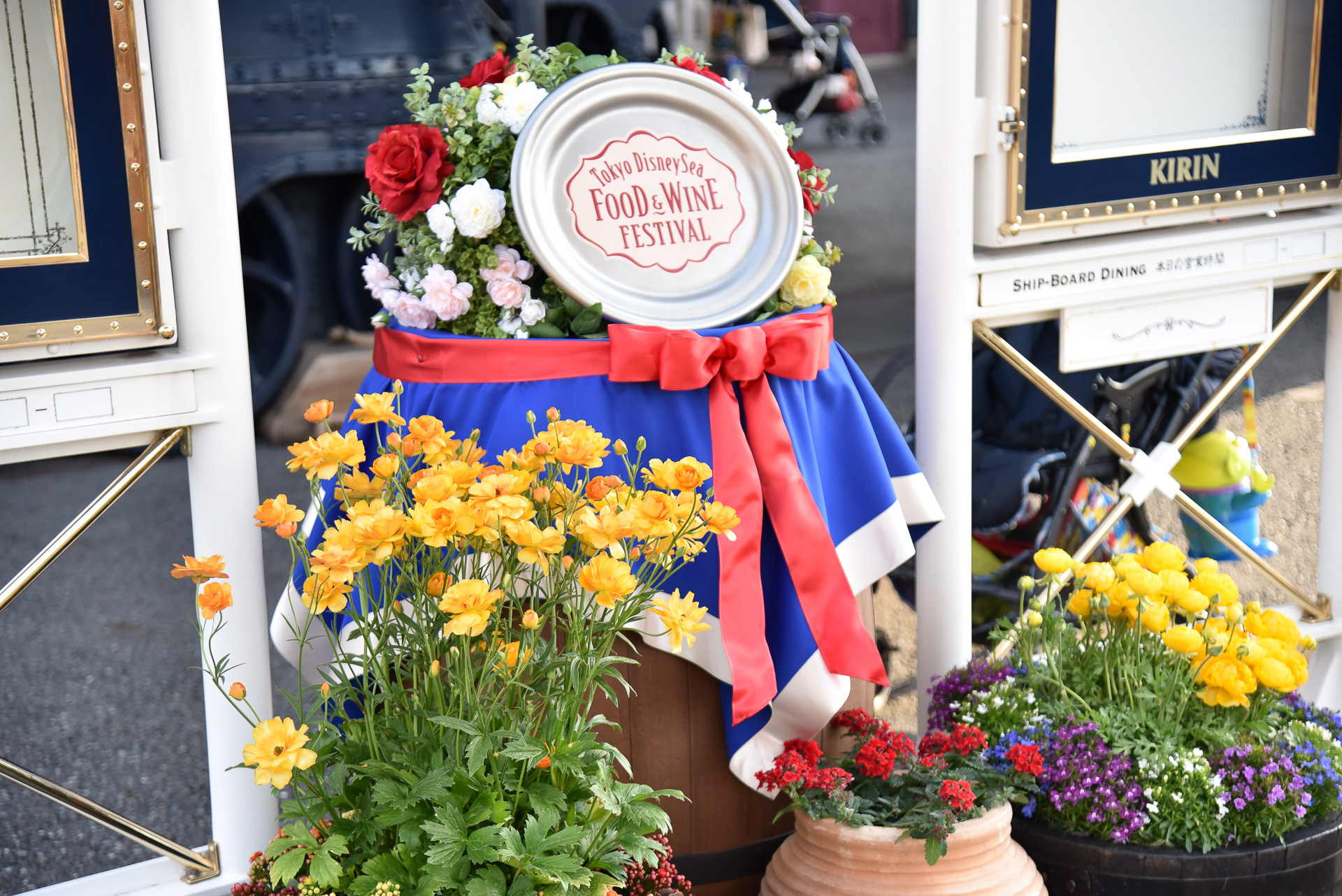 イベント関連メニューを提供する店舗にはそれぞれおしゃれな看板もあった