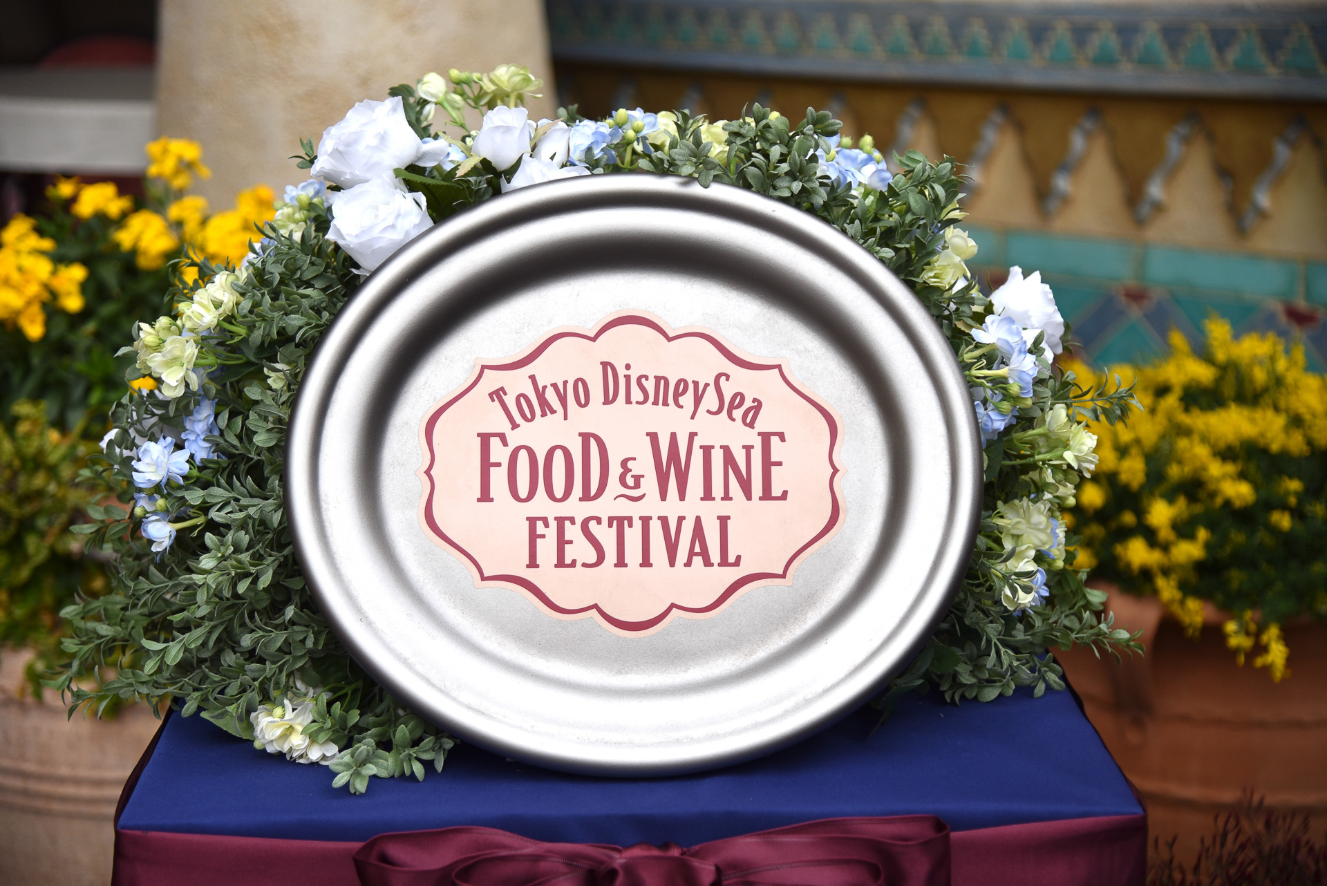 イベント関連メニューを提供する店舗にはそれぞれおしゃれな看板もあった