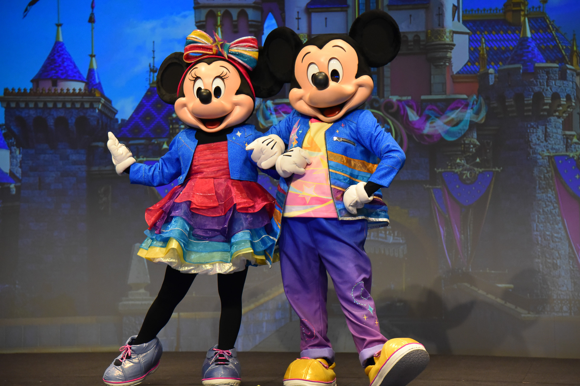 70周年をお祝いする衣装をまとったミッキーマウスとミニーマウスたちが登場した