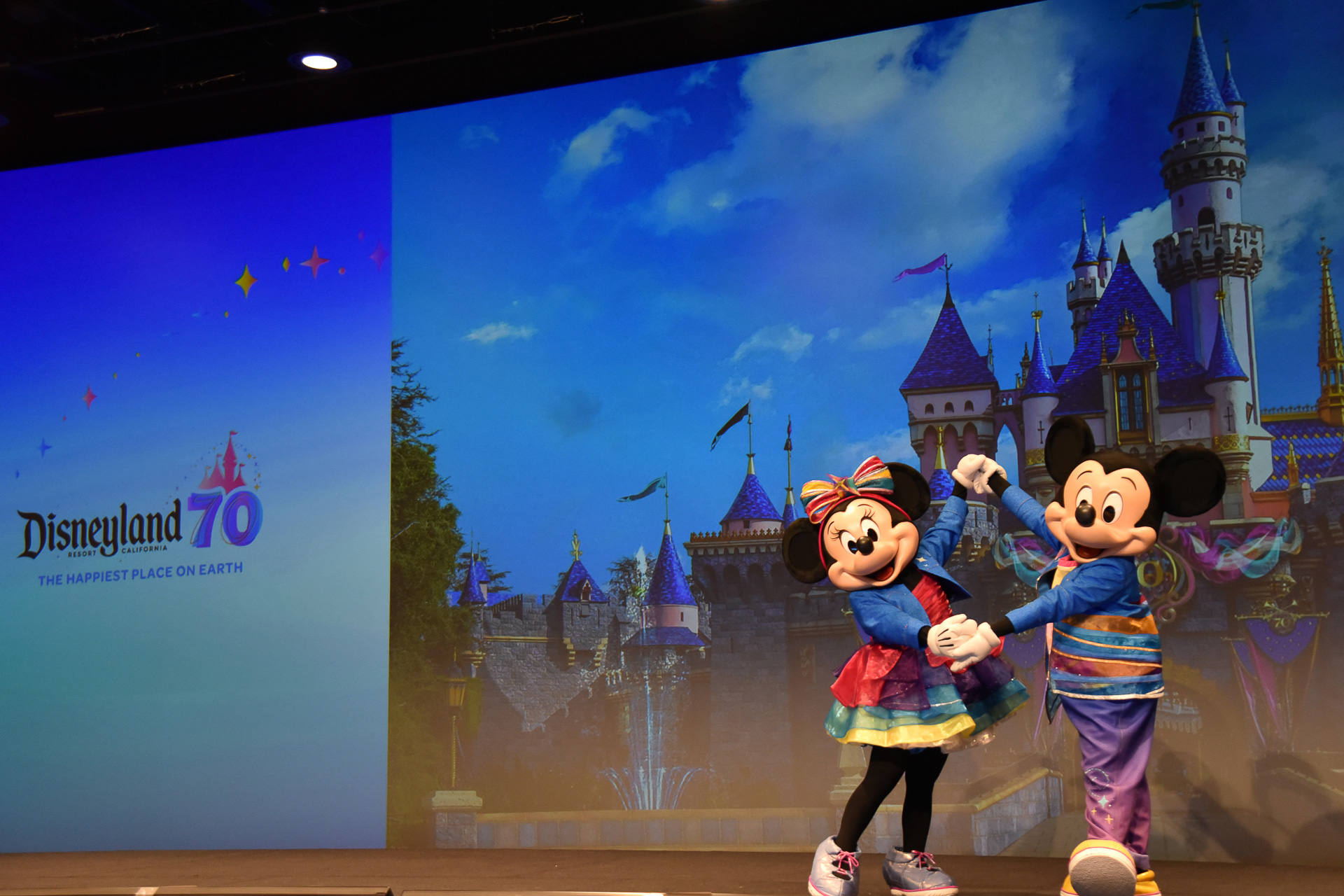 70周年をお祝いする衣装をまとったミッキーマウスとミニーマウスたちが登場した