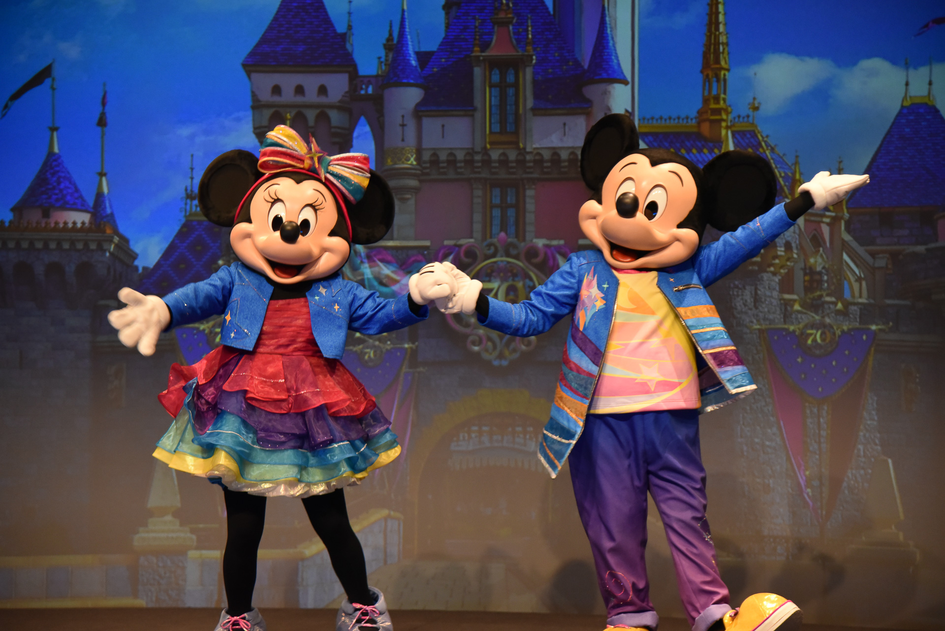 70周年をお祝いする衣装をまとったミッキーマウスとミニーマウスたちが登場した