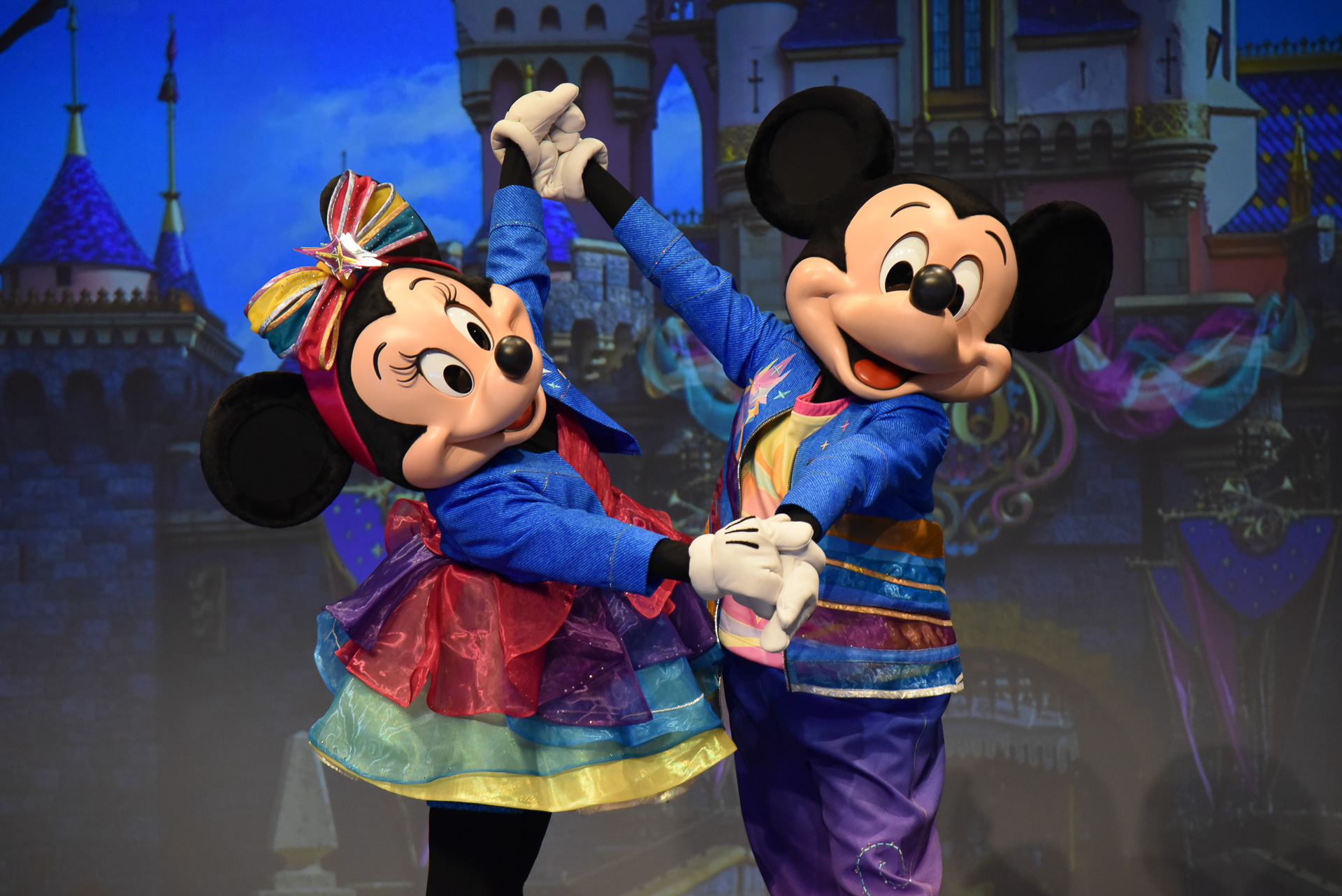 70周年をお祝いする衣装をまとったミッキーマウスとミニーマウスたちが登場した