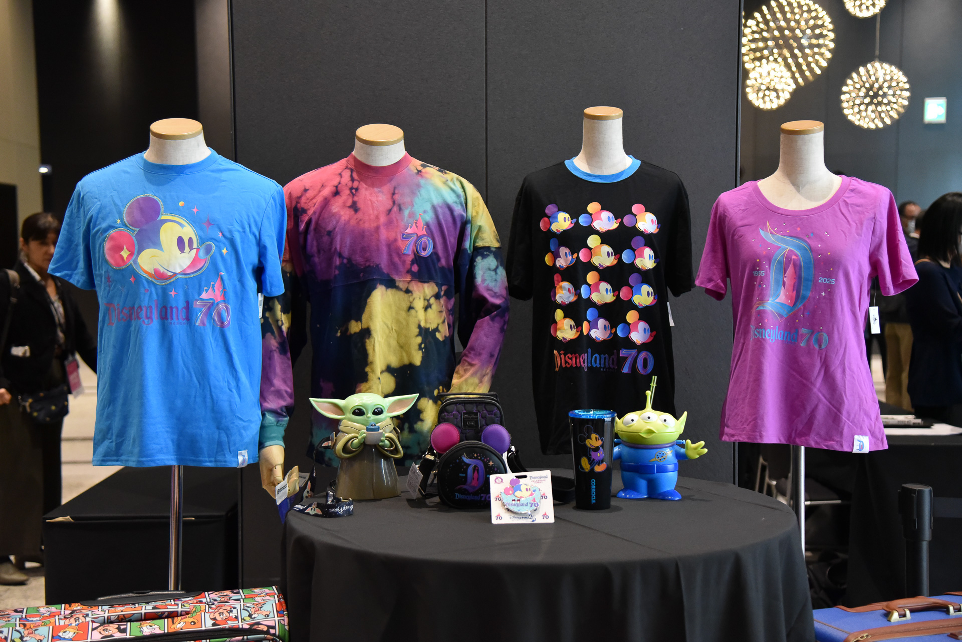 70周年グッズの展示や撮影用のフォトスポットが会場に用意されていた