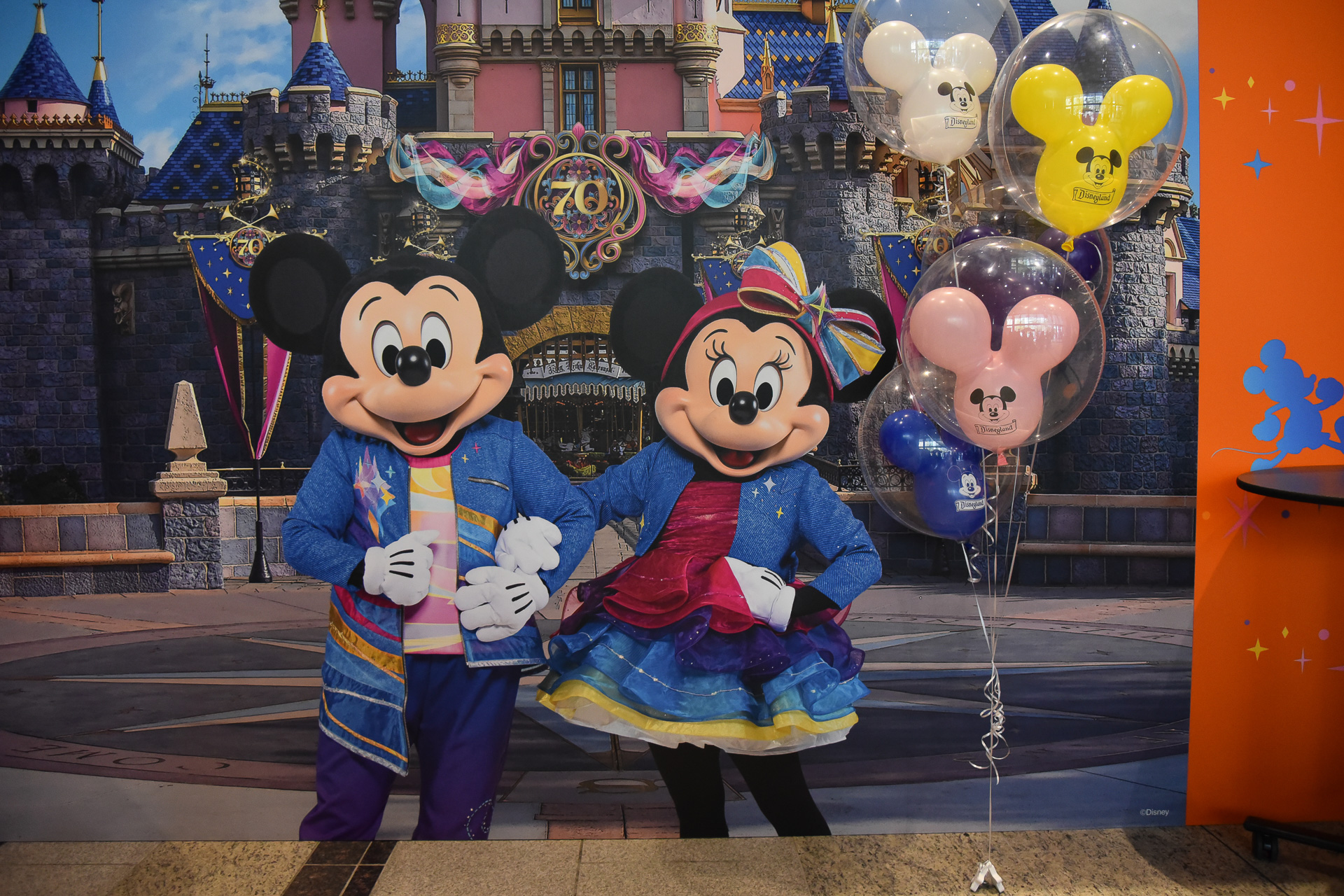 70周年グッズの展示や撮影用のフォトスポットが会場に用意されていた