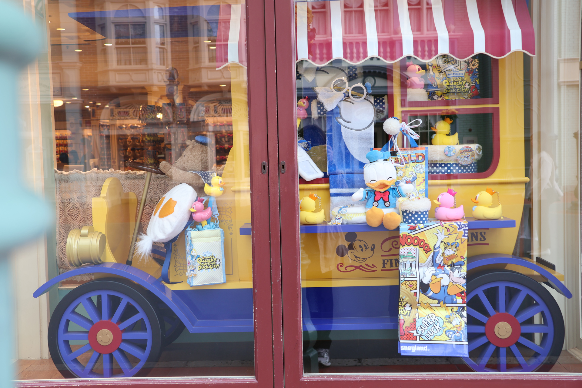 グッズが揃うディズニー＆カンパニー