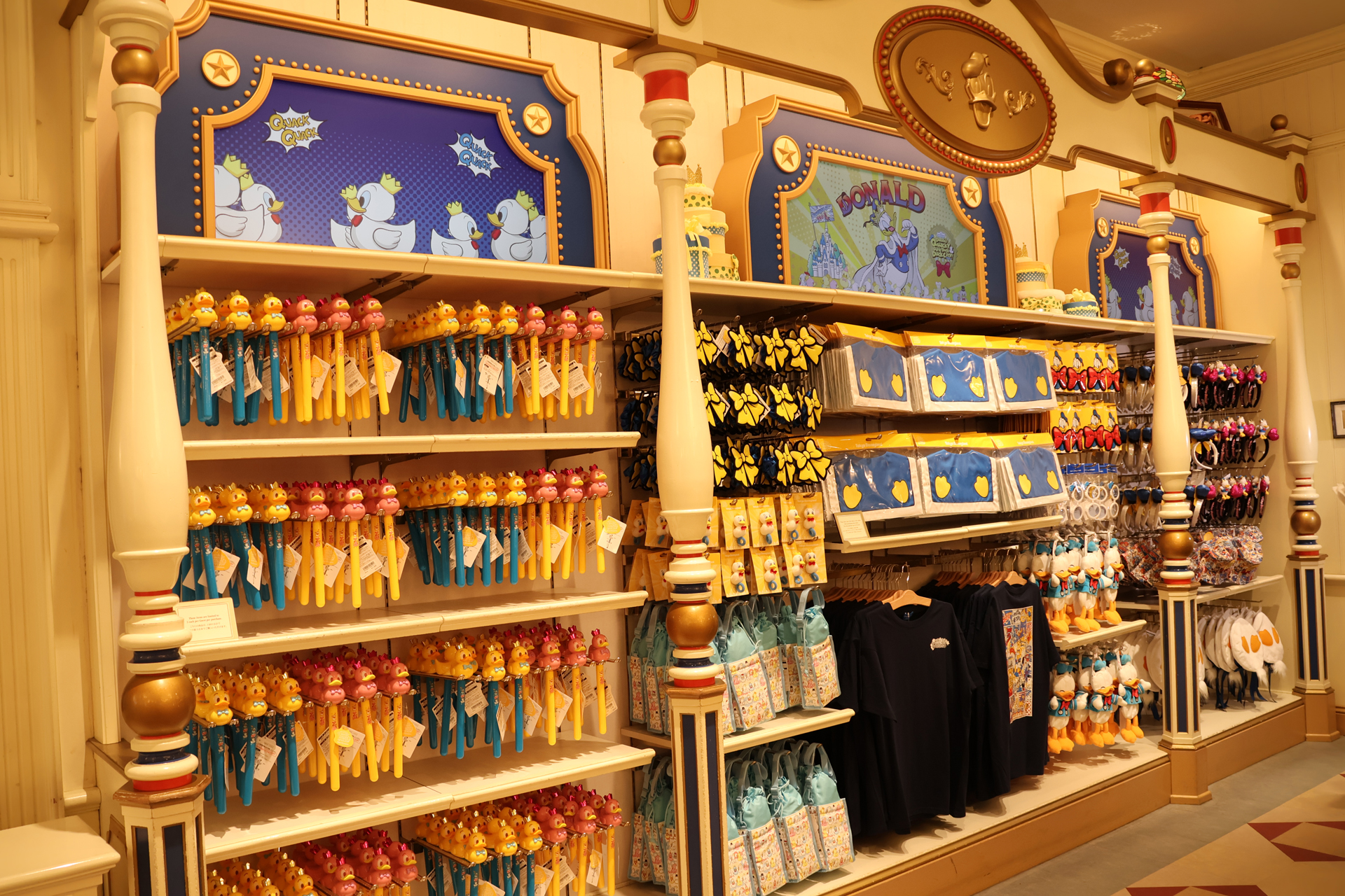 「ドナルドのクワッキー・ダック！ダック！ダックシティ！」のグッズが勢揃い