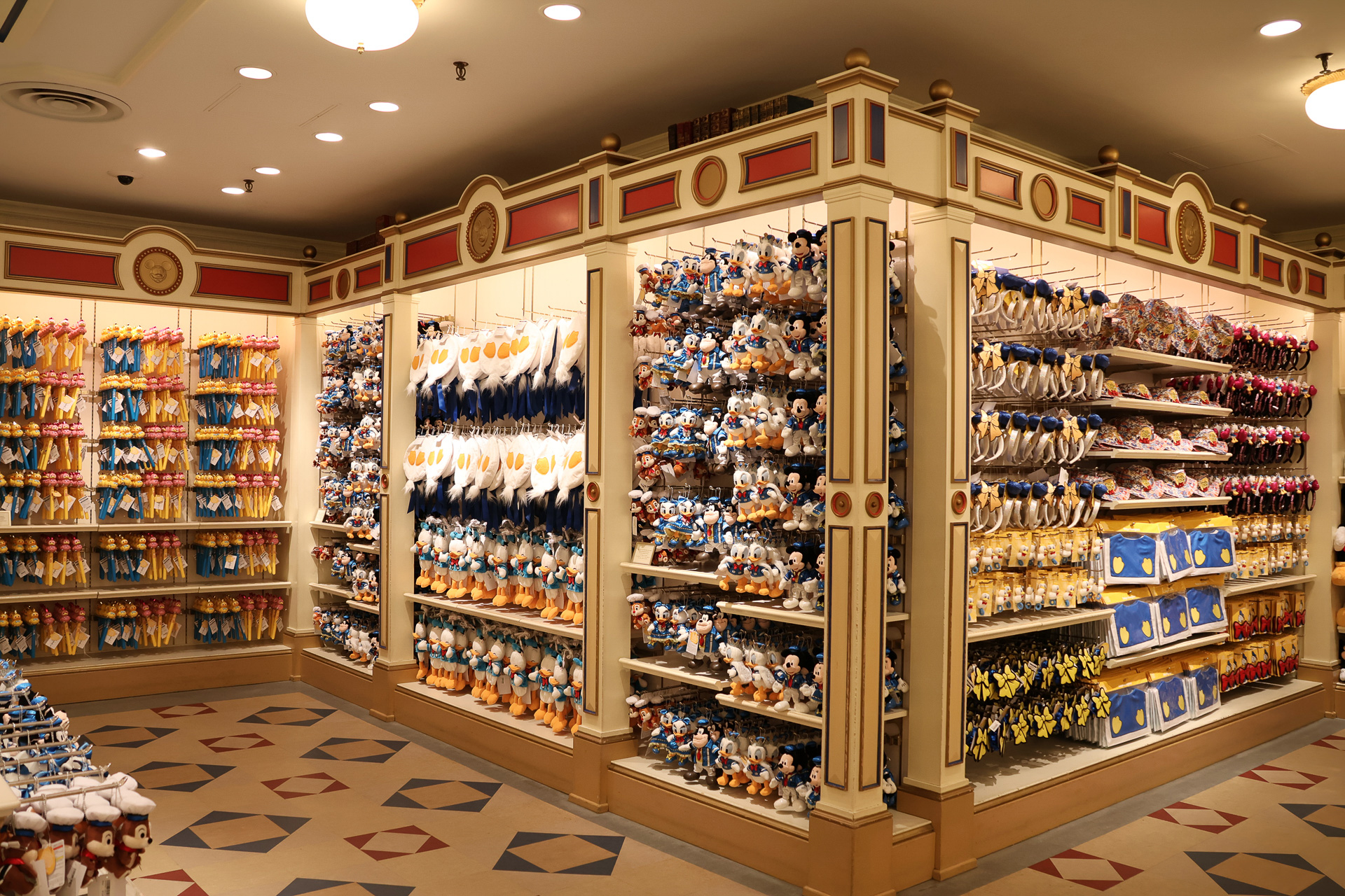 「ドナルドのクワッキー・ダック！ダック！ダックシティ！」のグッズが勢揃い