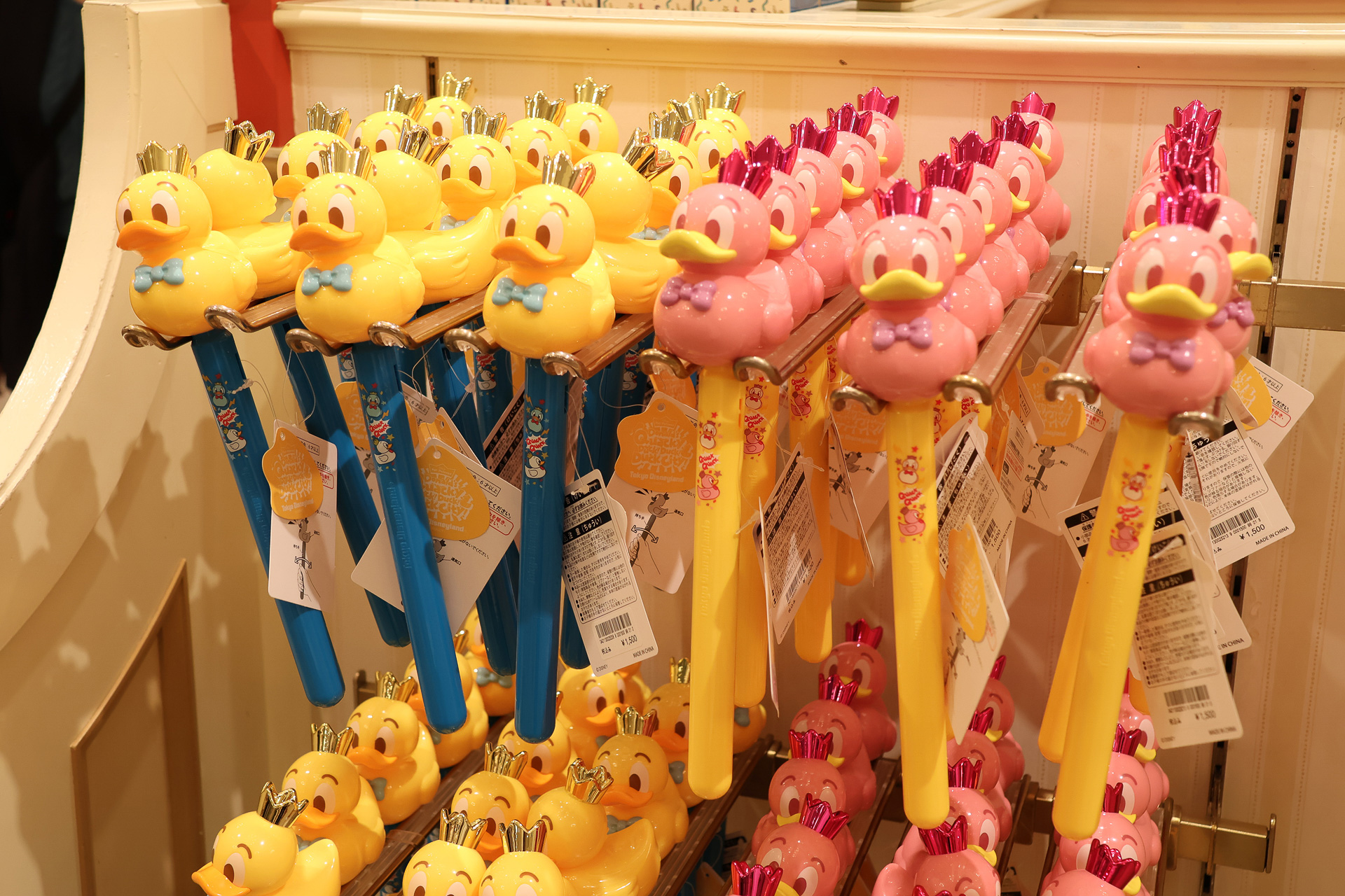 「グワグワスティック」（1500円）は黄色とピンクの2タイプ登場