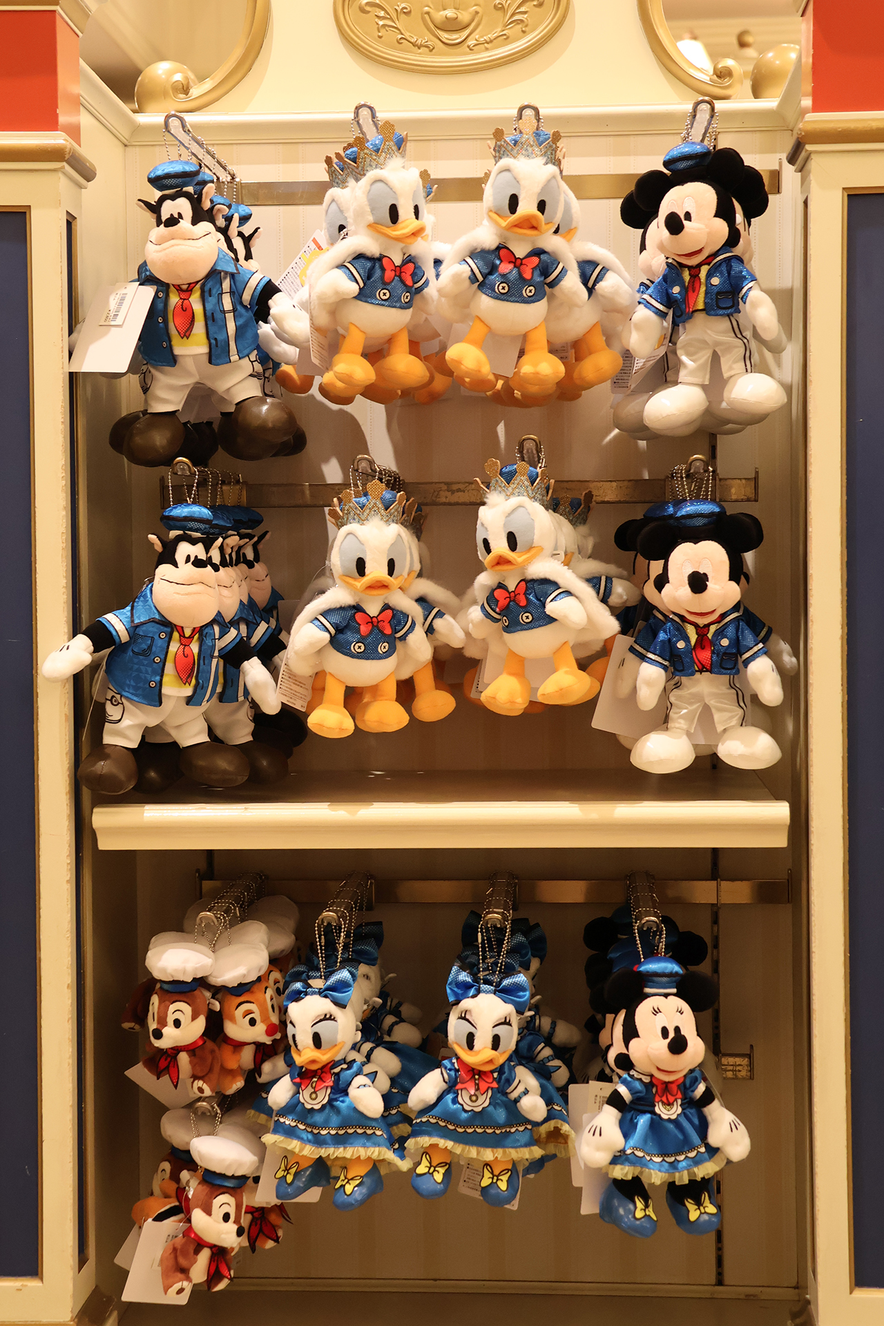 ドナルドをイメージしたカラーリングの衣装がかわいい。2Dデザインのリボンに注目！