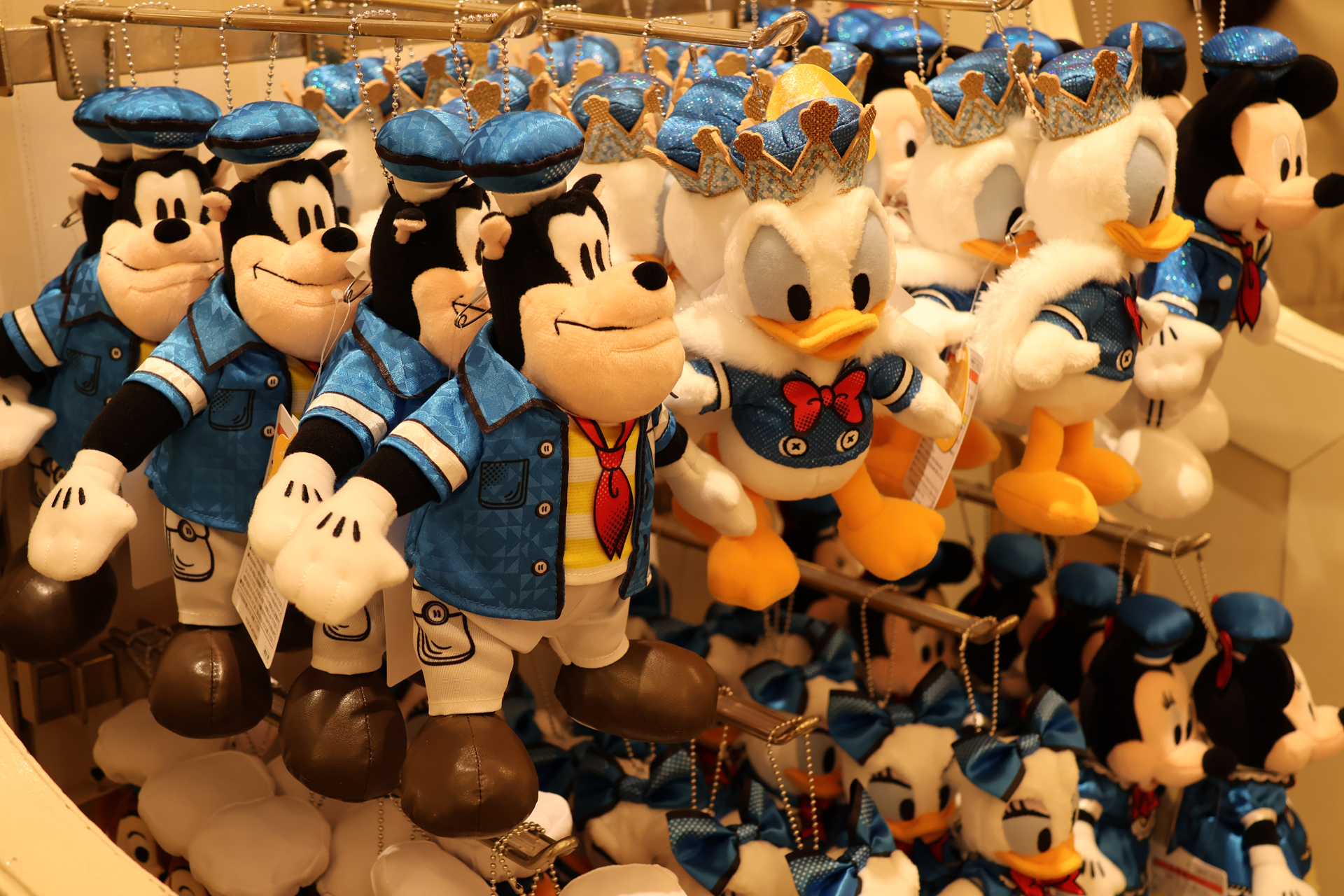 ドナルドの「ぬいぐるみバッジ」（2800円）はパレードと同じスーパースター風衣装。ピートの「ぬいぐるみバッジ」（2800円）はレア！