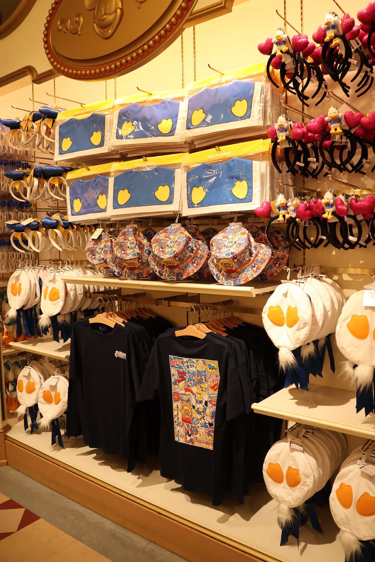 「Tシャツ」（4200円）は、表はシンプル、裏はコミック調のにぎやかなプリント