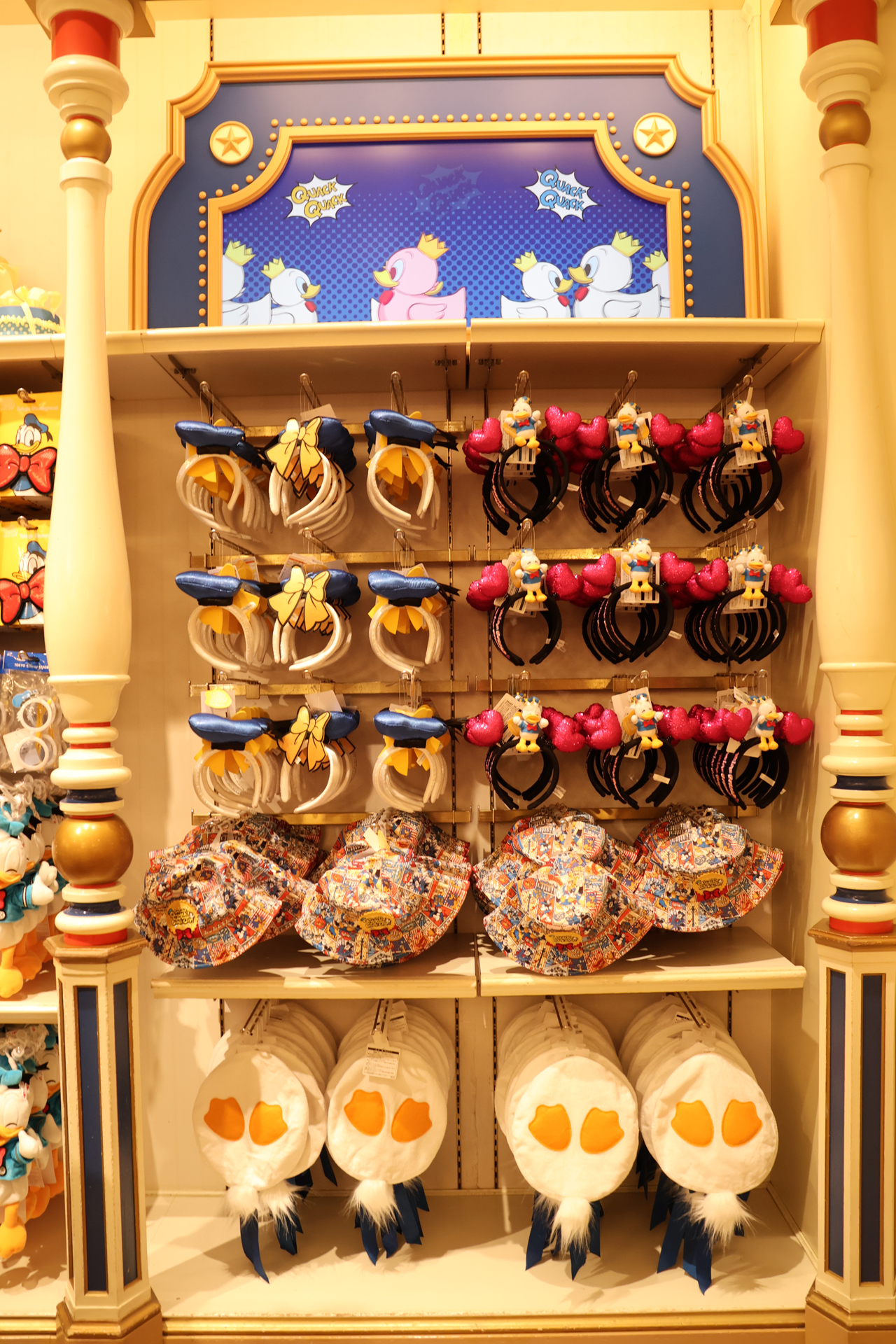 定番の「カチューシャ」（2400円）は2種類。キュートな「ベレー帽」（3400円）やコミック調の「ハット」（3600円）も大人気