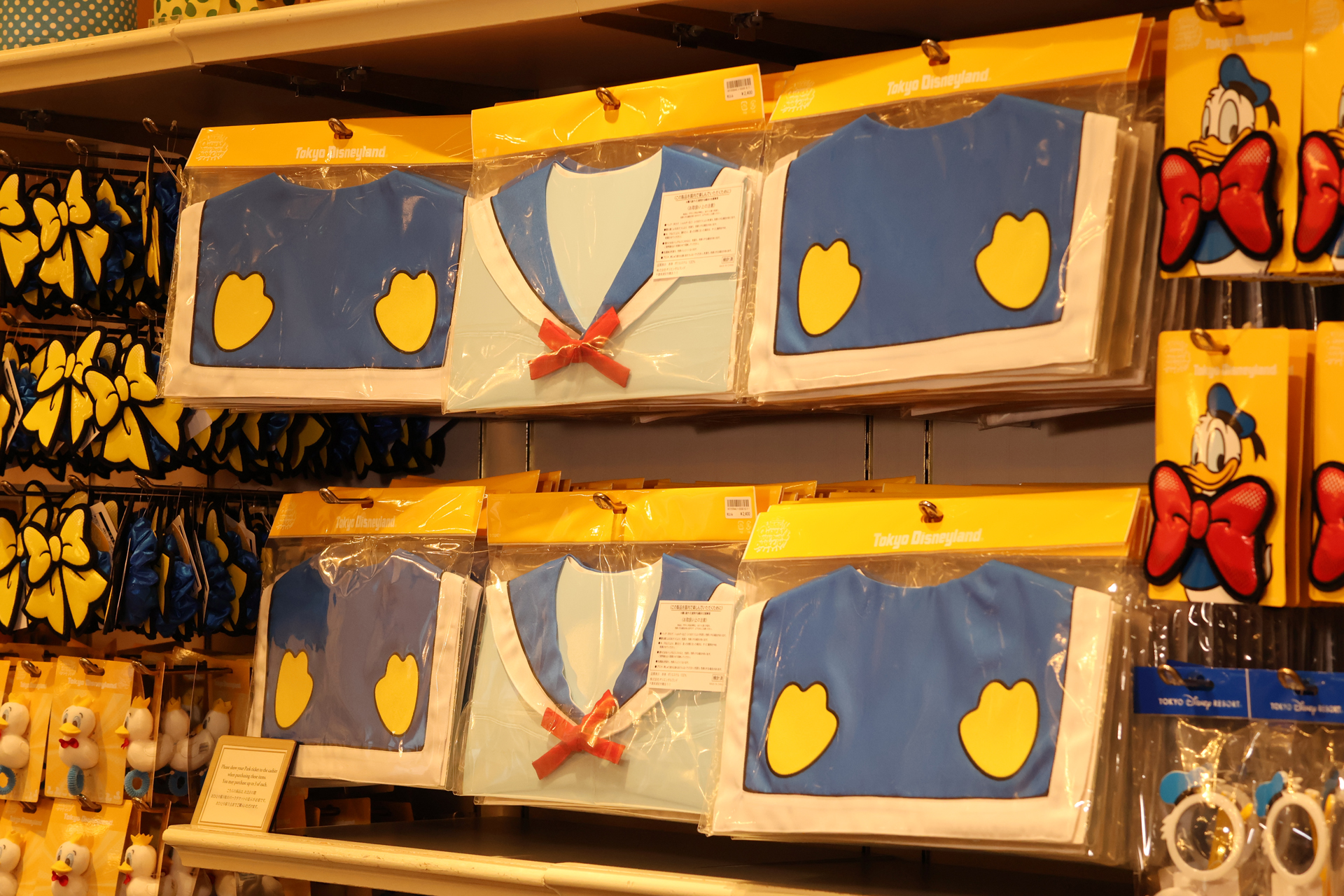 ドナルド風の衣装になるユニークな「付け襟」（2400円）