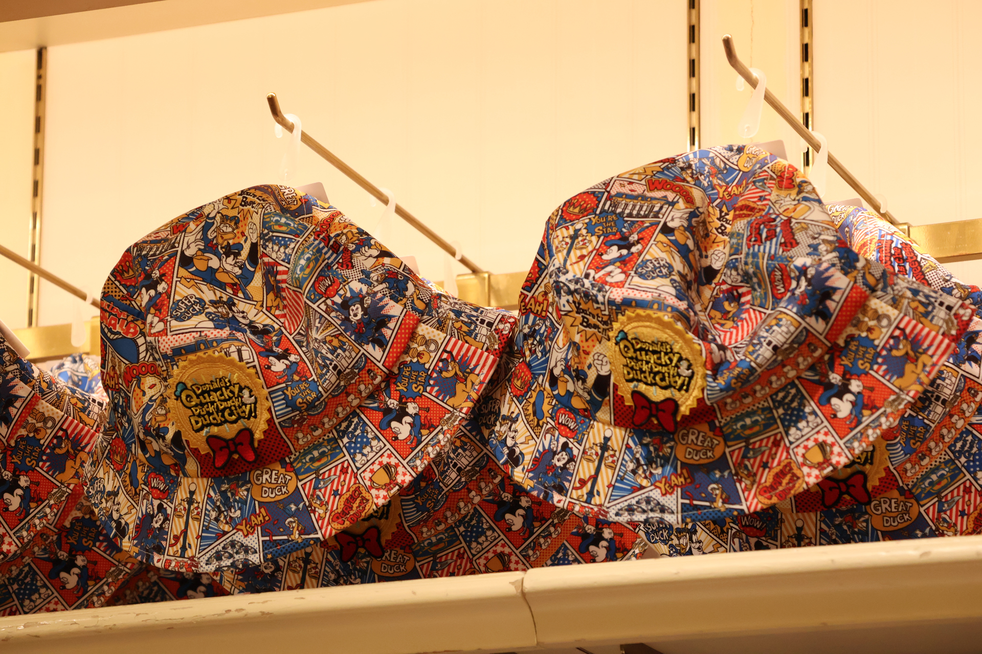 コミック調でにぎやかなデザインの「ハット」（3600円）