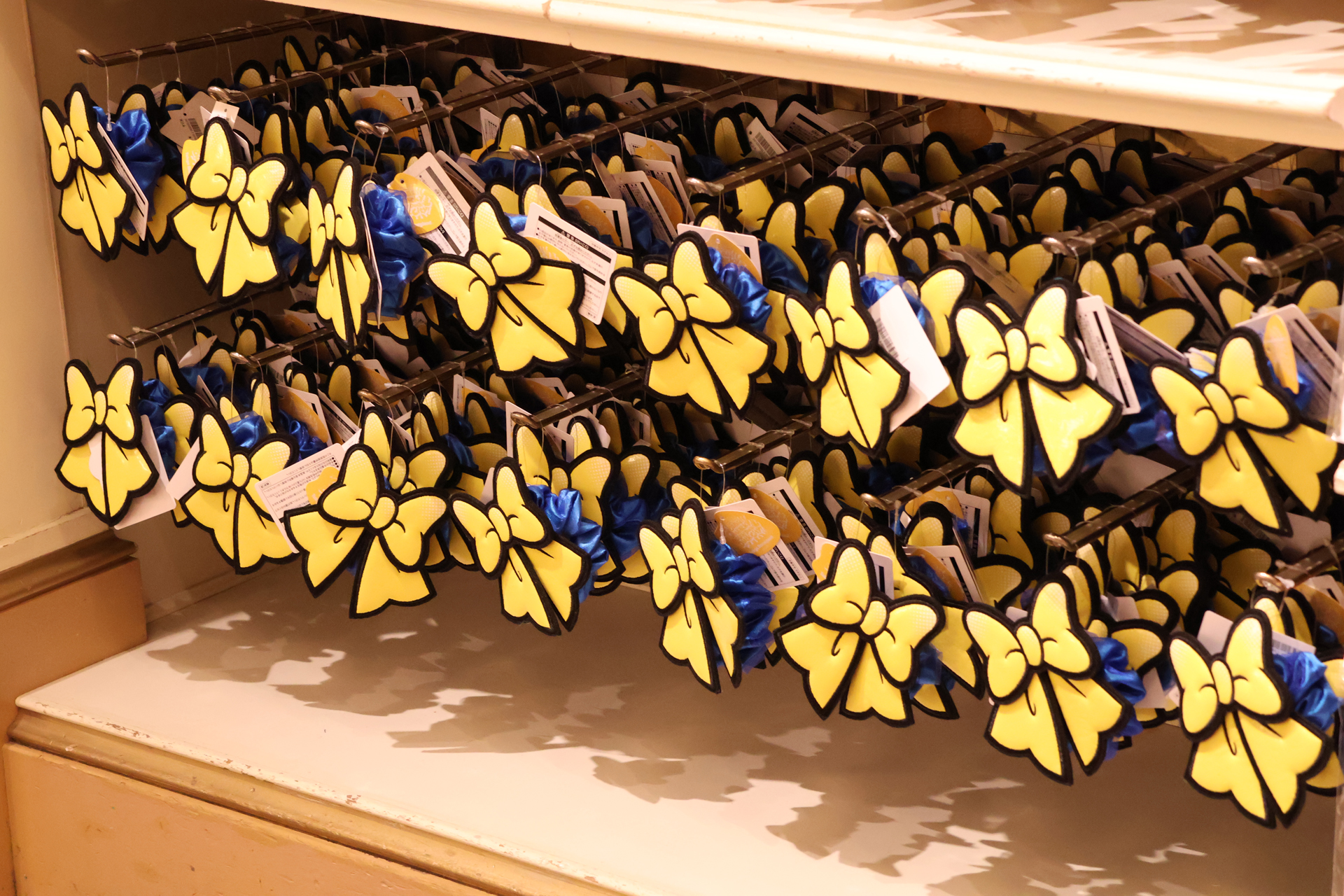 2Dデザインの「シュシュ」（1800円）