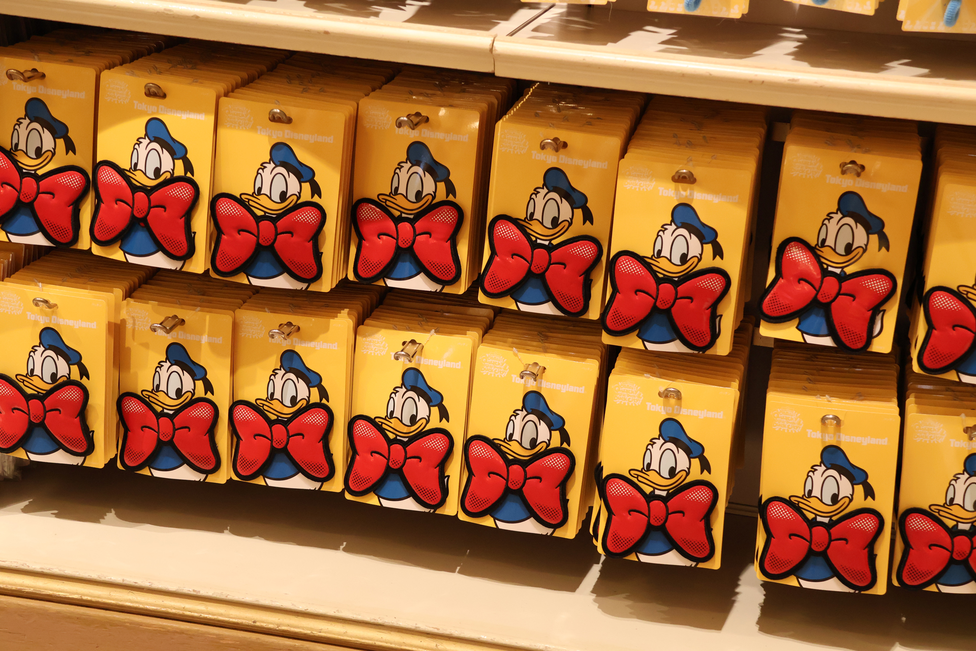 ドナルドの蝶ネクタイをイメージした「パッチン」（1200円）