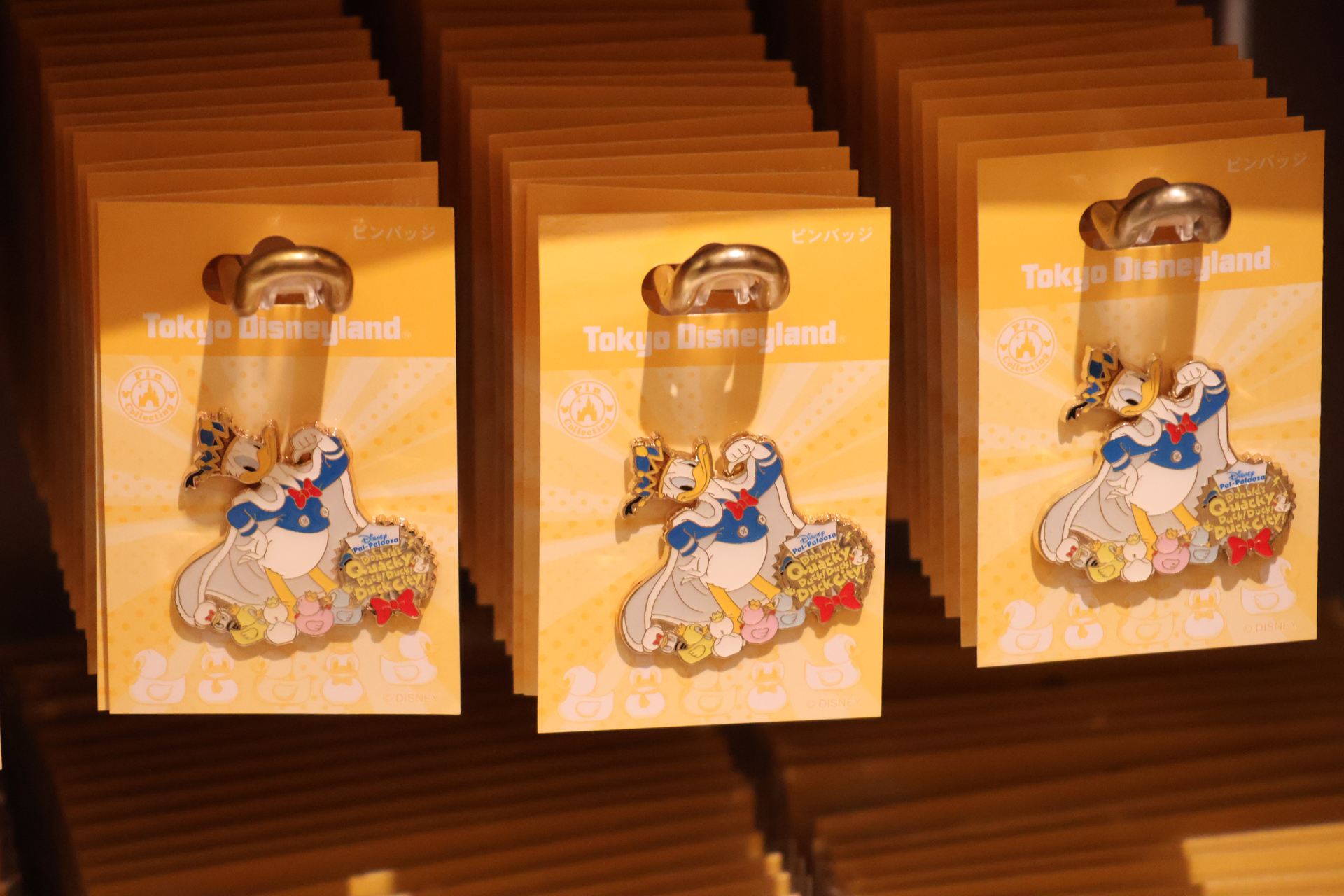 ドナルド好き必見の「ピンバッジ」（1200円）