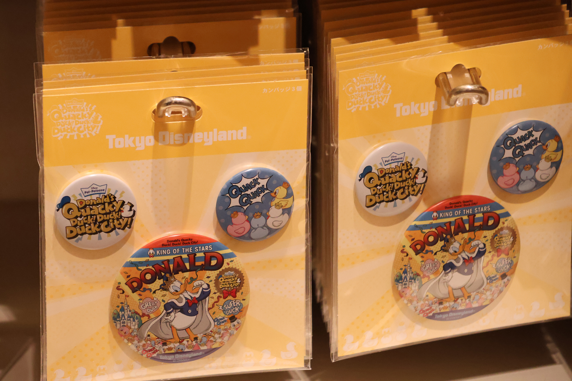 ドナルドやクワッキーダックが描かれた「カンバッジセット」（1200円）