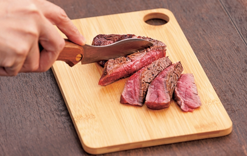 裏返しにすればカッティングボードとして使える