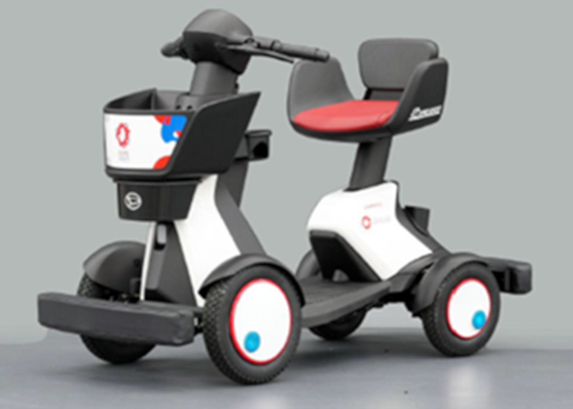 高齢者なども乗れる1人用「パーソナルモビリティ」（無料）。会場内に貸出所と駐機場が設置されている