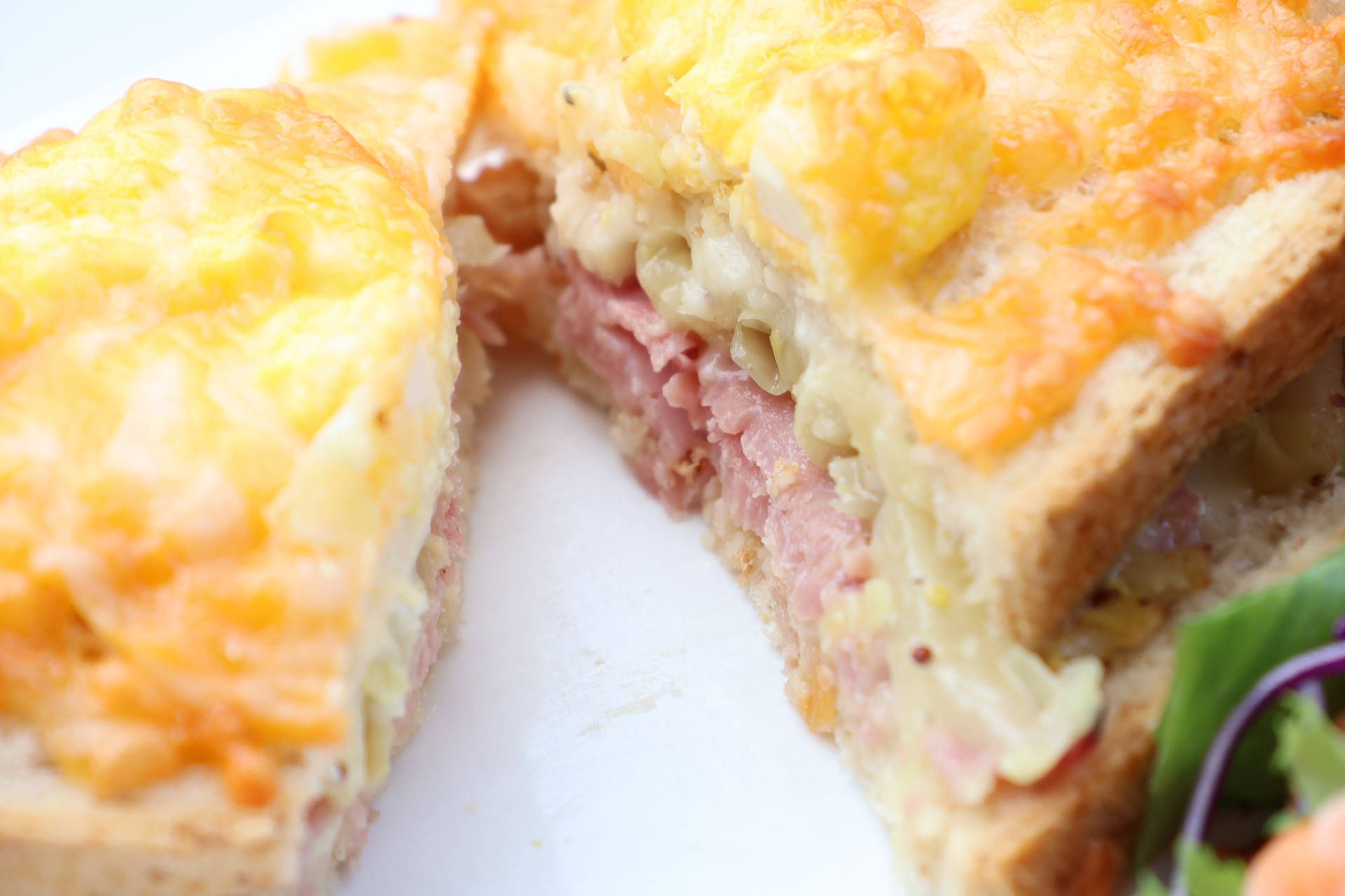中身にハムとタマゴとチーズがサンドしてあるだけでなく、上にもタマゴのスプレッドがたっぷり乗ったホットサンド