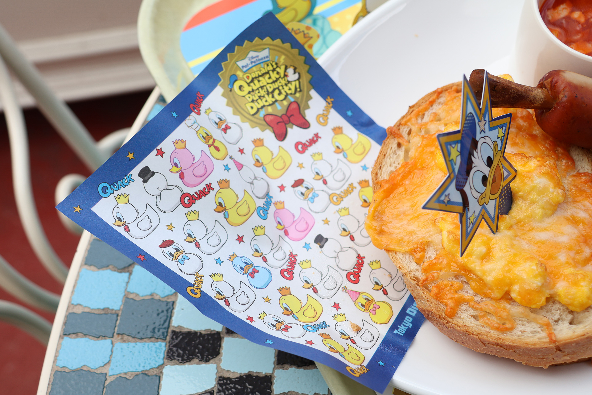 クワッキー・ダックがたくさん描かれたシートもキュート