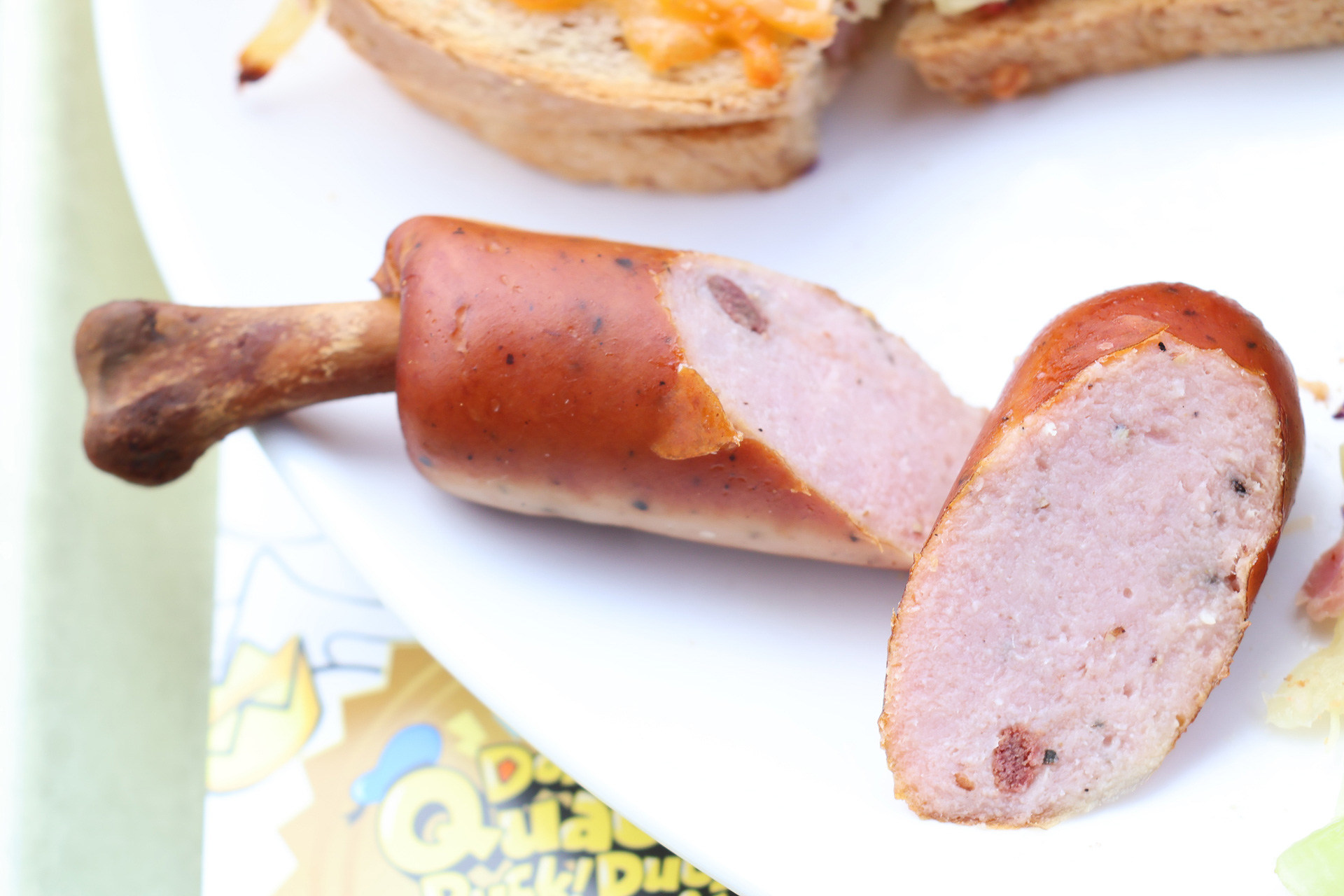 骨付きソーセージはスモーキーで小さくても満足感がある