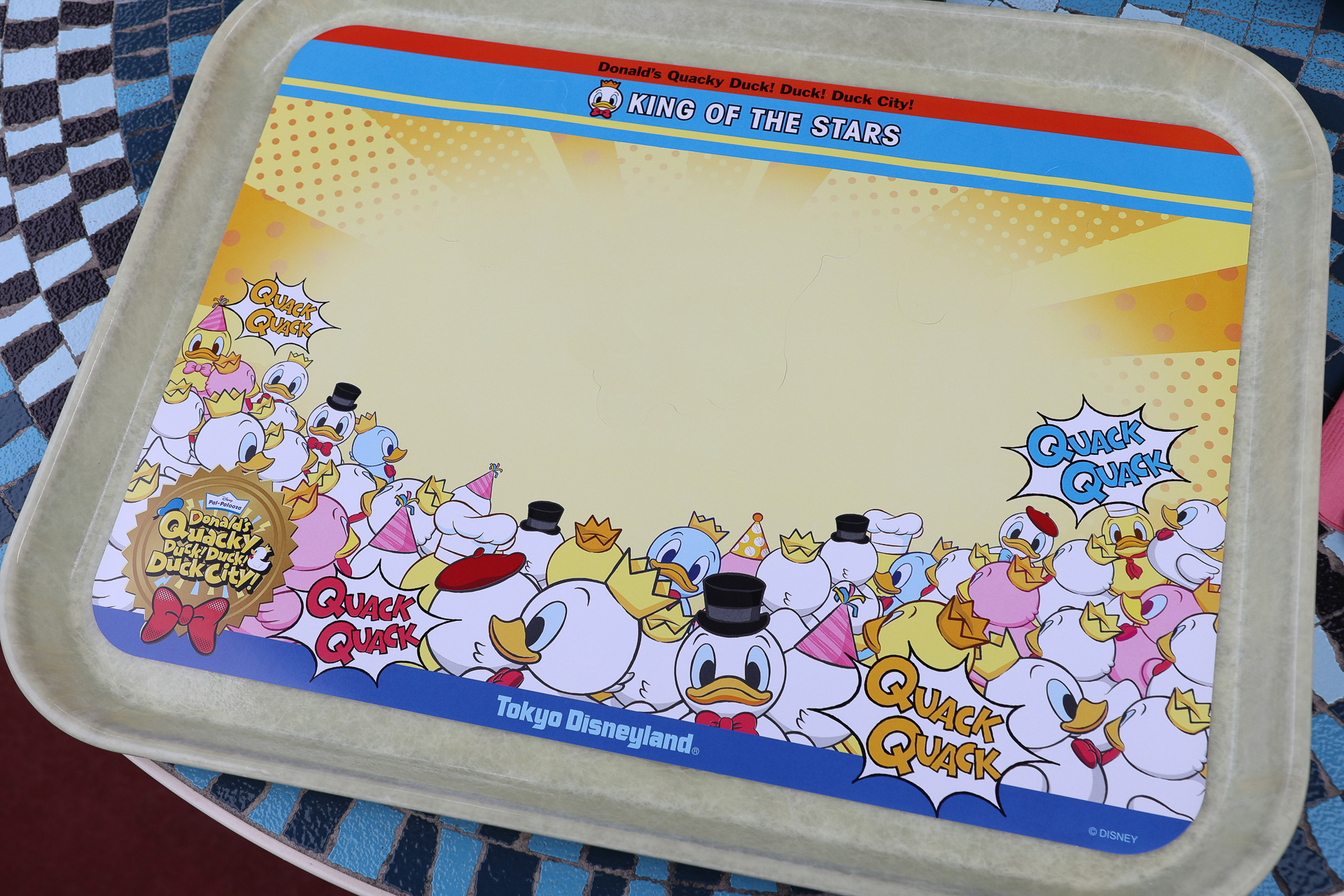 ランチョンマットはドナルドとクワッキー・ダックが描かれたにぎやかなデザイン。切り取り線で折り返して、立体的に楽しめる