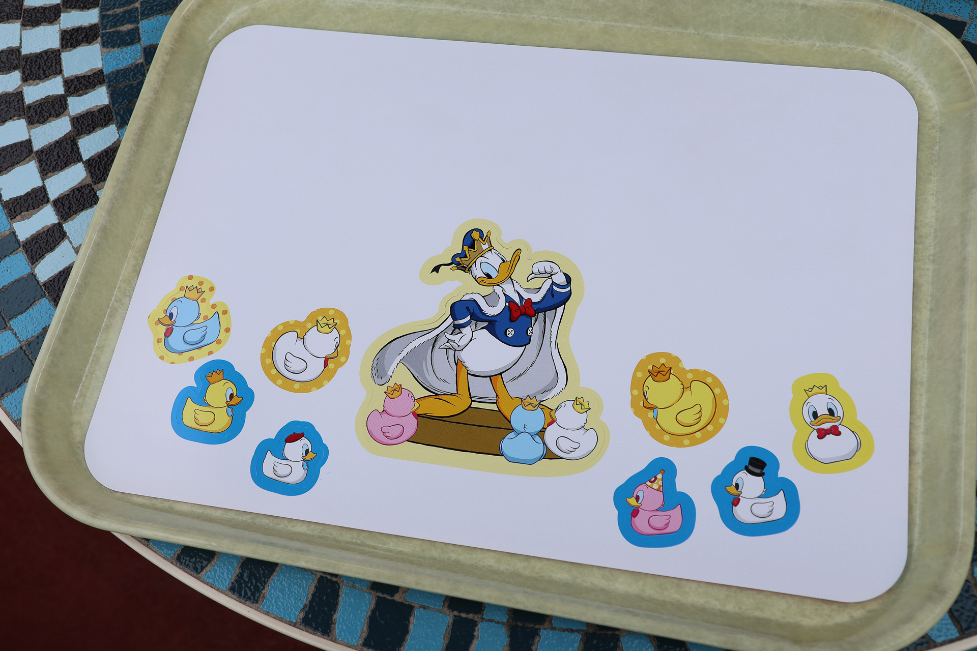 ランチョンマットはドナルドとクワッキー・ダックが描かれたにぎやかなデザイン。切り取り線で折り返して、立体的に楽しめる