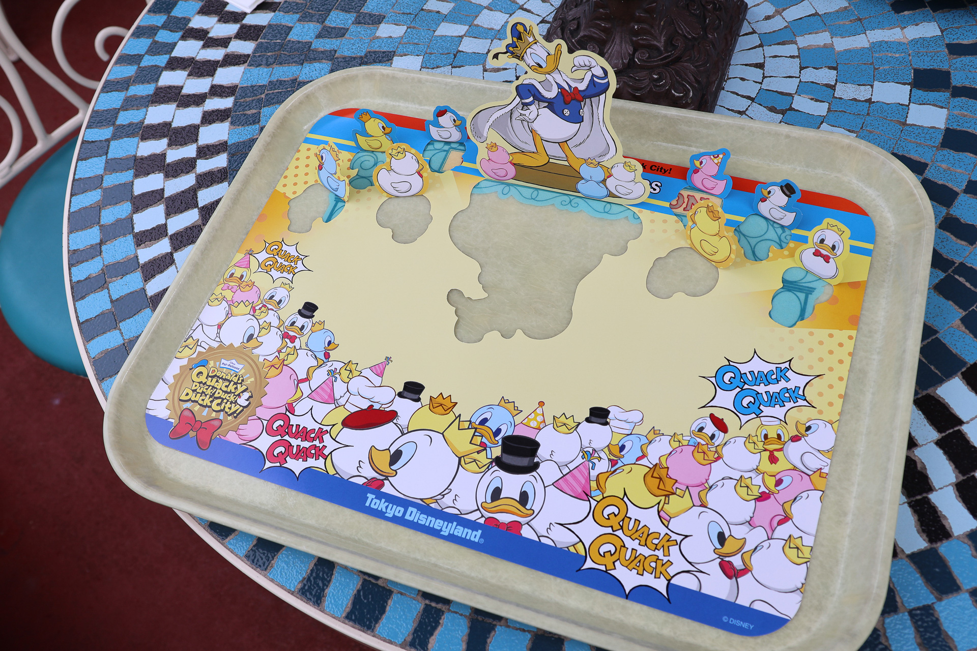 ランチョンマットはドナルドとクワッキー・ダックが描かれたにぎやかなデザイン。切り取り線で折り返して、立体的に楽しめる
