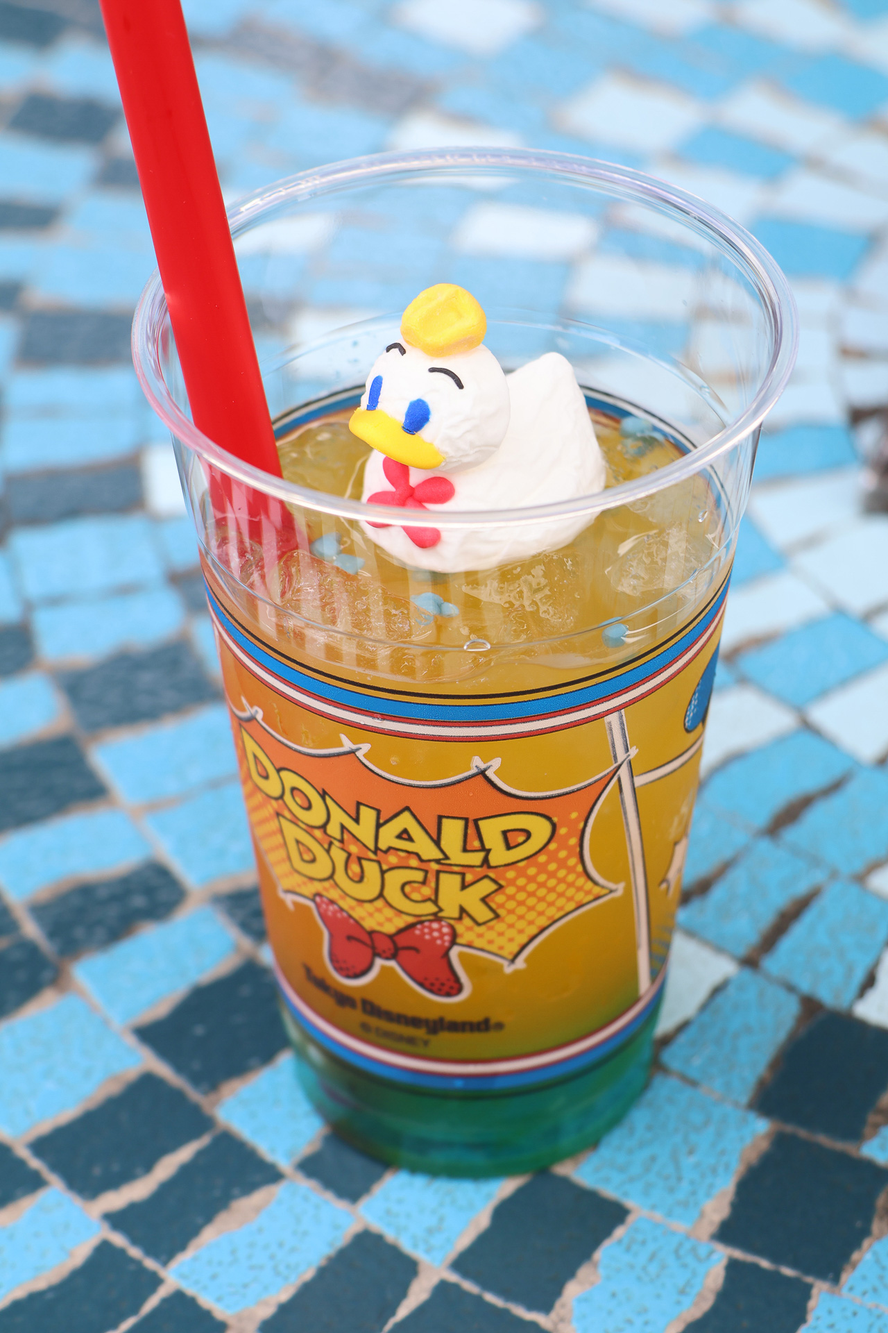 ドナルドのカラーの「スペシャルドリンク（オレンジドリンク＆パイナップル）、スーベニアコースター付き」（1180円）